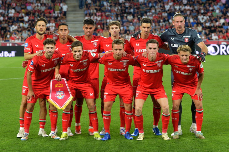 Het elftal van FC Twente voor het duel met Red Bull Salzburg