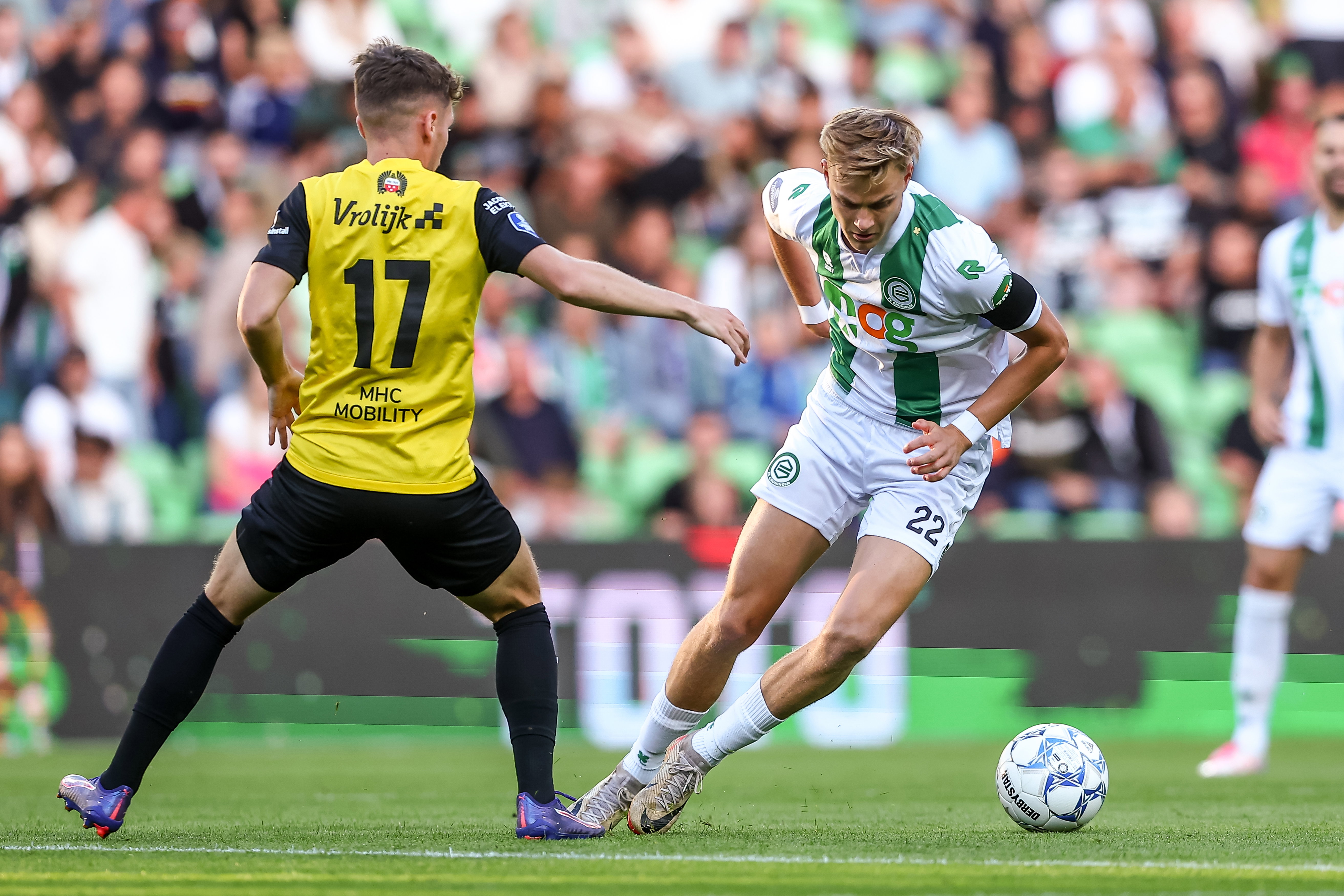 Roy Kuijpers van NAC en Finn Stam van FC Groningen