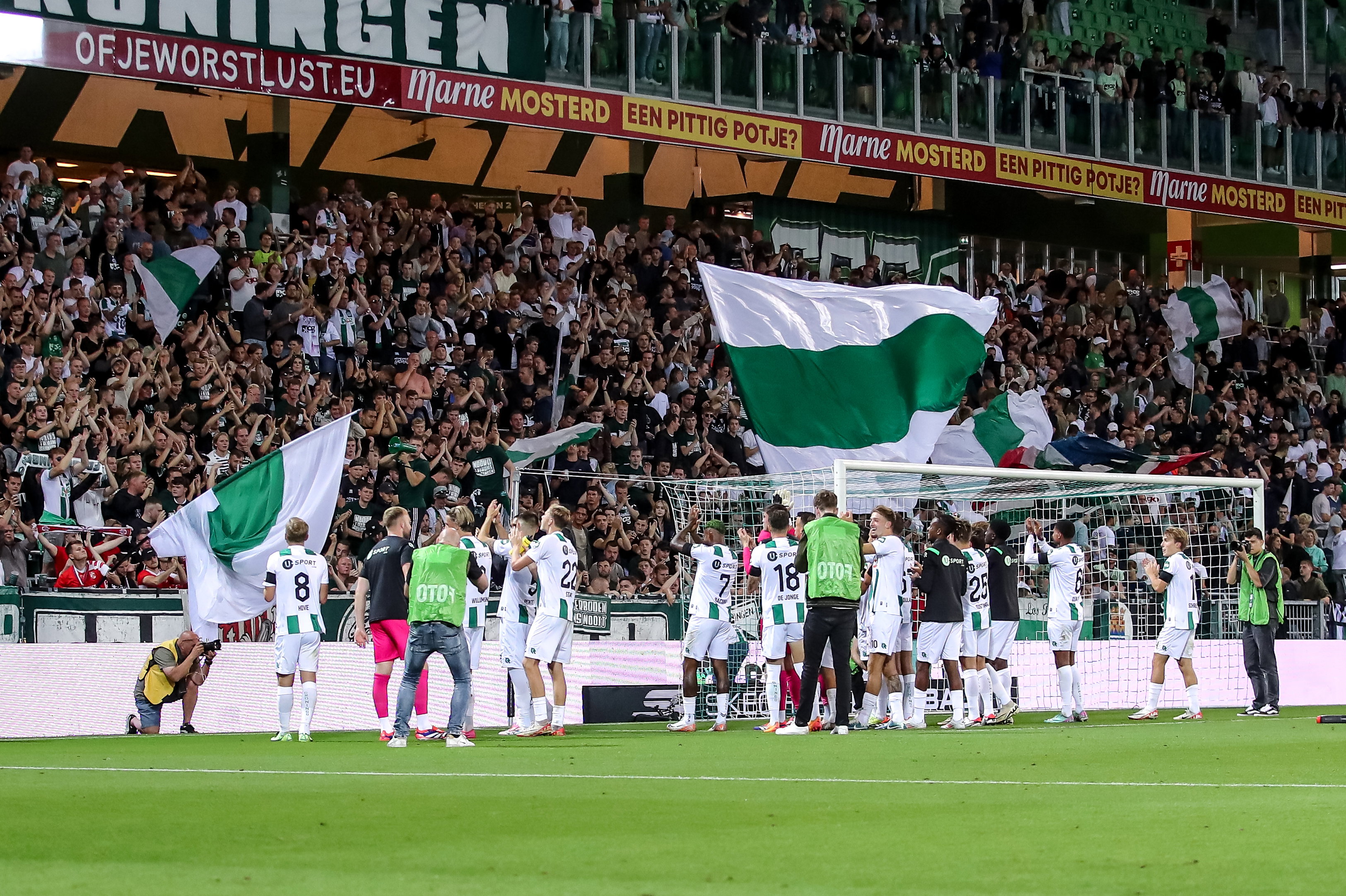 FC Groningen bedankt het publiek na de 4-1 zege op NAC Breda
