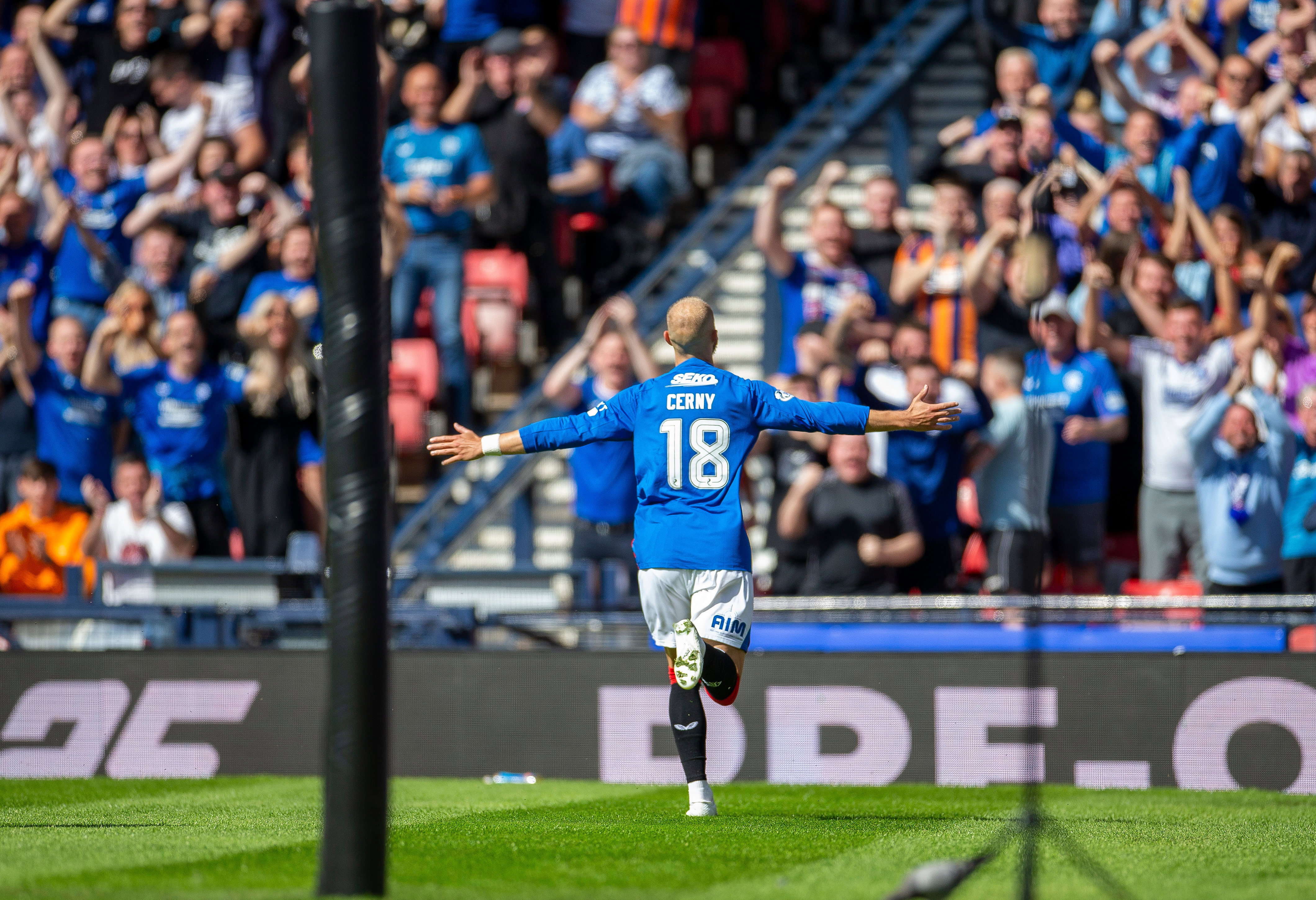 Vaclav Cerny juicht na zijn goal voor Rangers FC