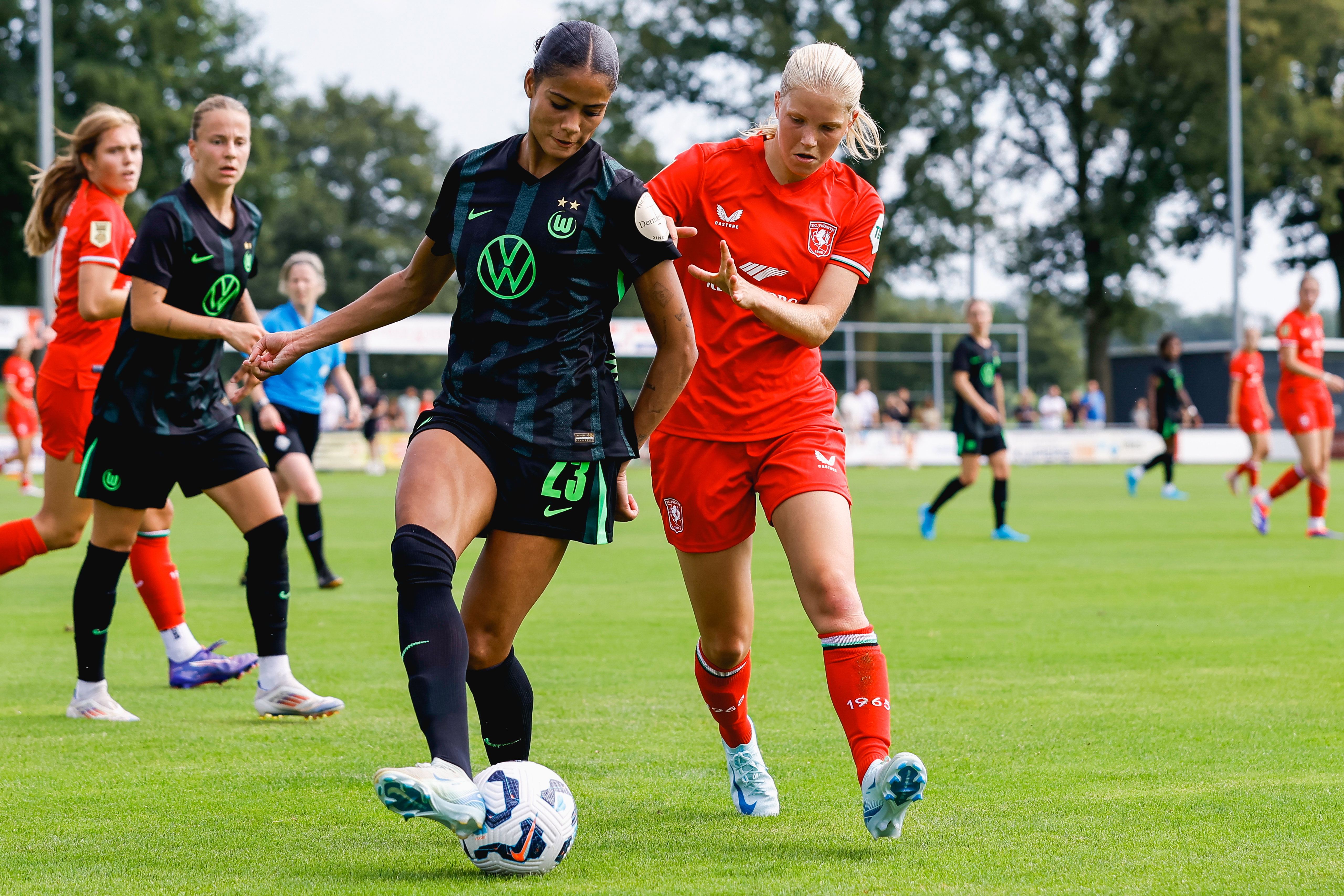 Een oefenduel tussen FC Twente en VfL Wolfsburg in de zomer van 2024