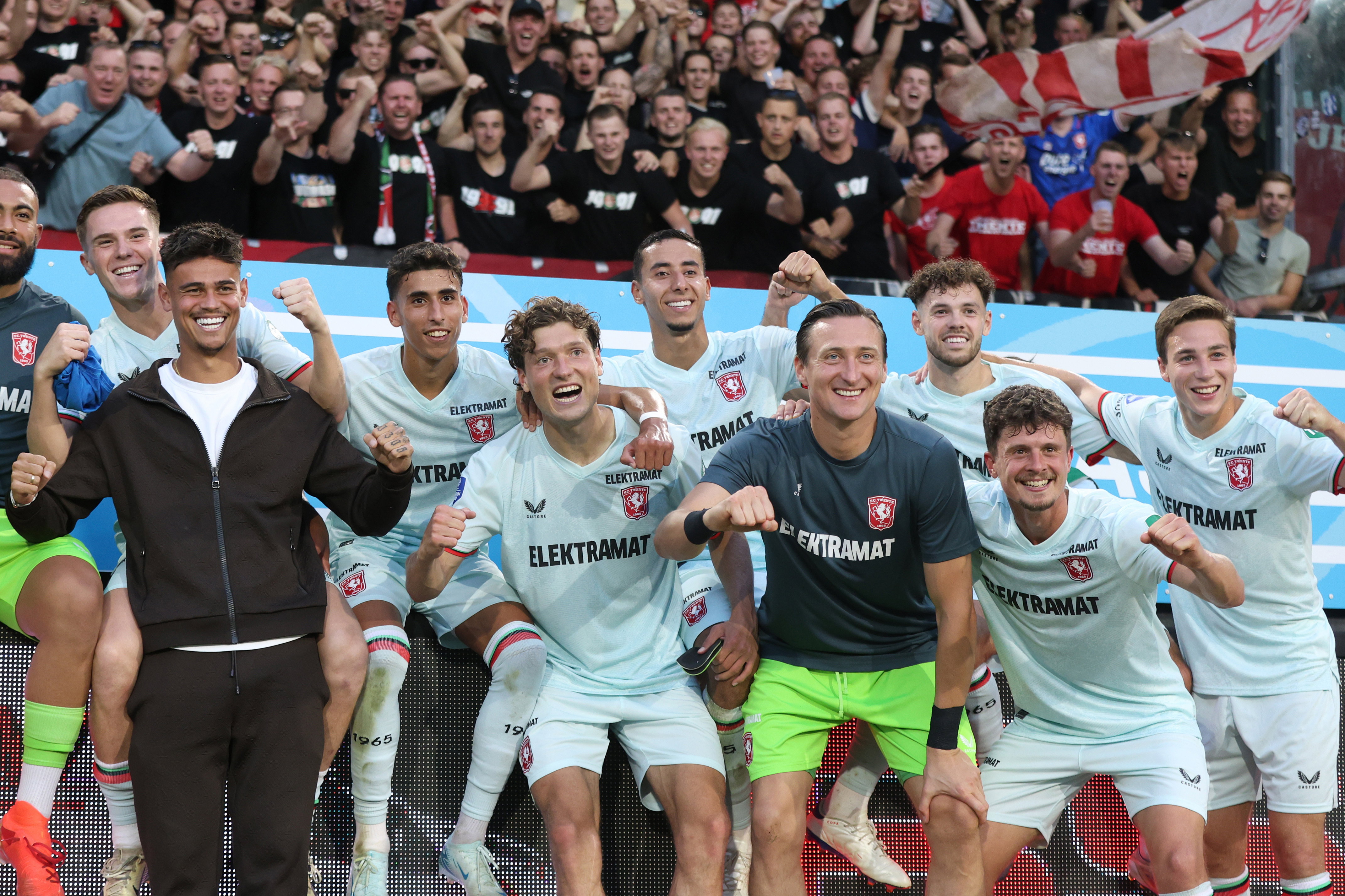 Sam Lammers tussen de spelers van FC Twente