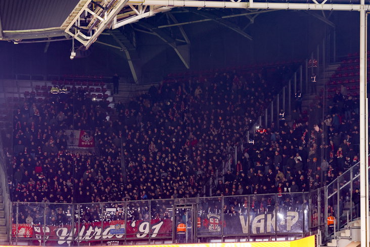 FC Twente-supporters in het uitvak bij PSV