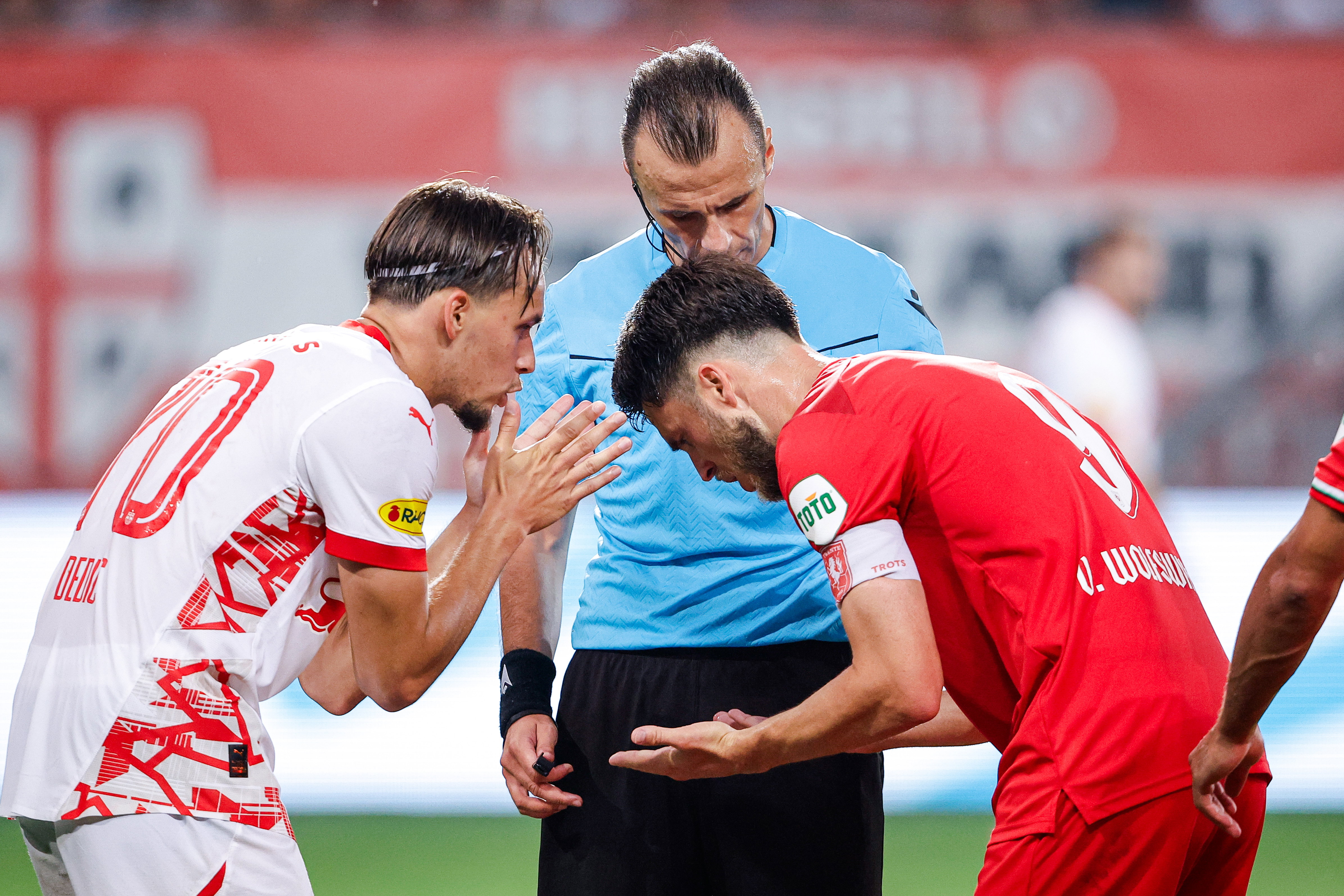 Amar Dedic en Ricky van Wolfswinkel discussiëren met scheidsrechter Irfan Peljto