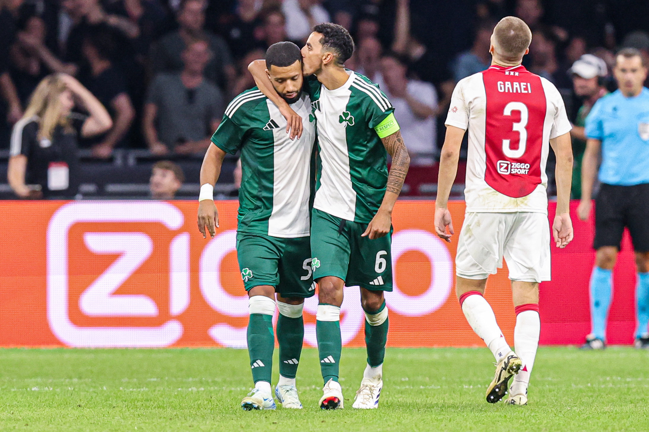 Tonny Vilhena wordt getroost door Carlos Zeca