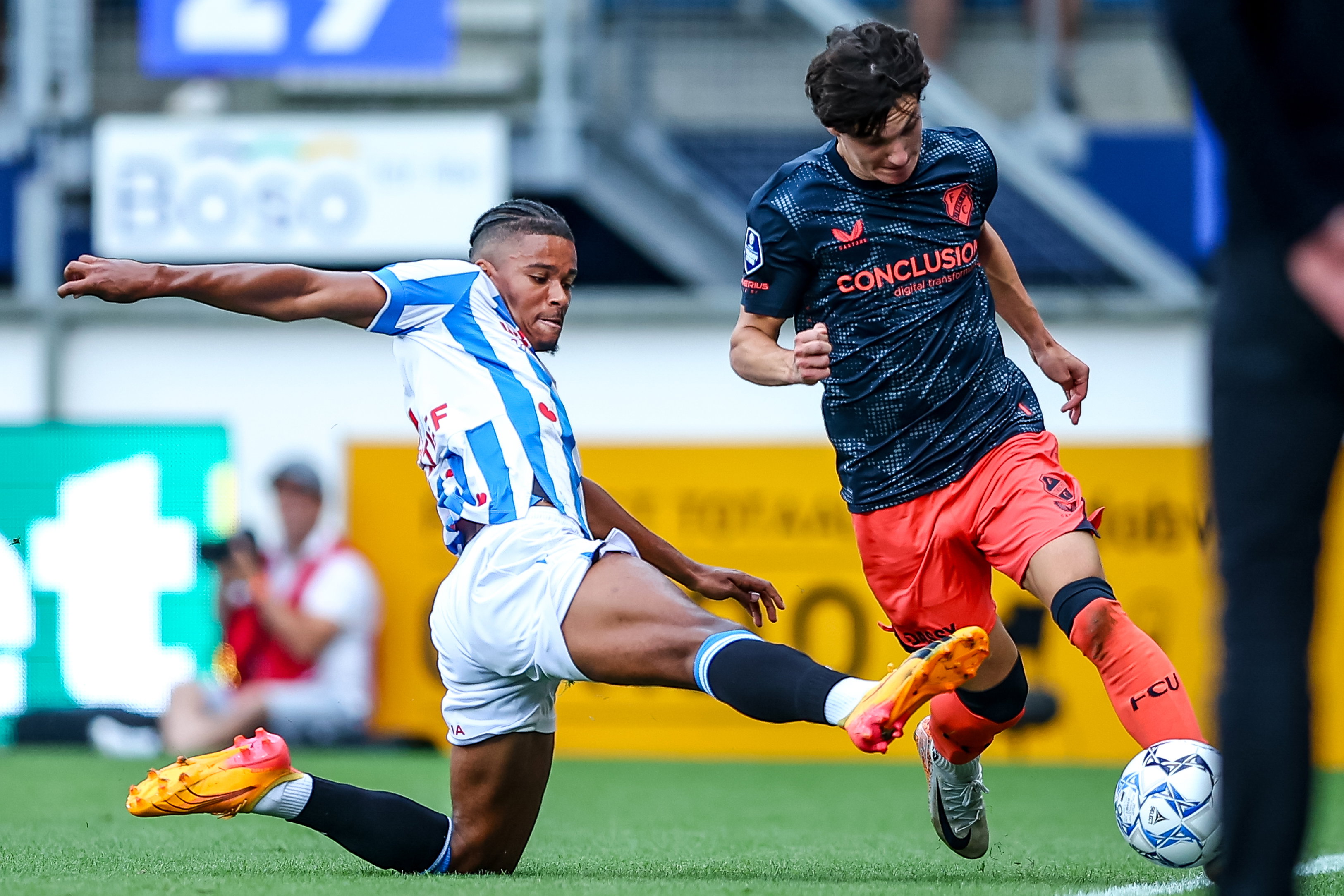 Denzell Hall in actie tegen FC Utrecht