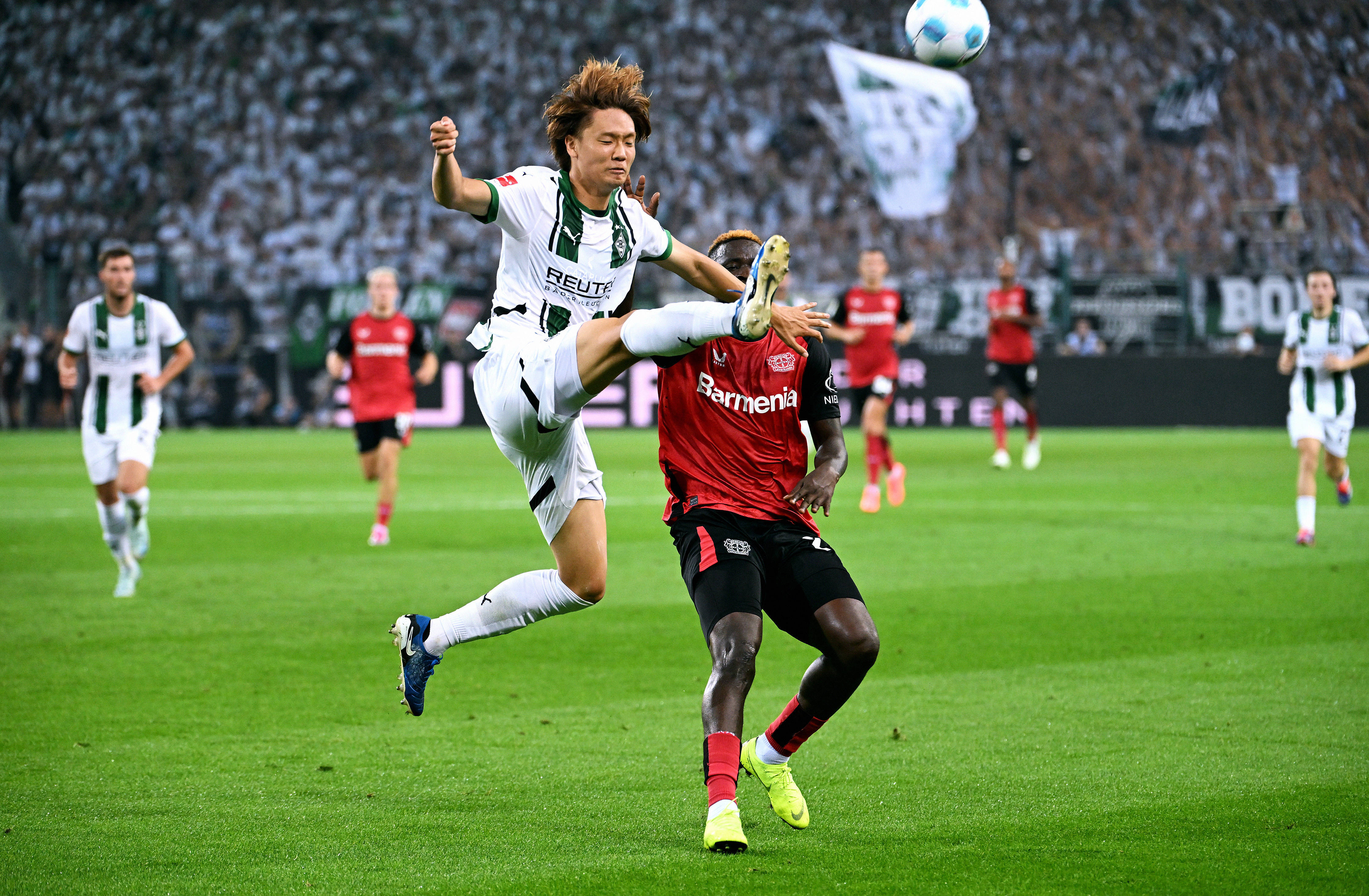 Ko Itakura tegen Bayern Leverkusen