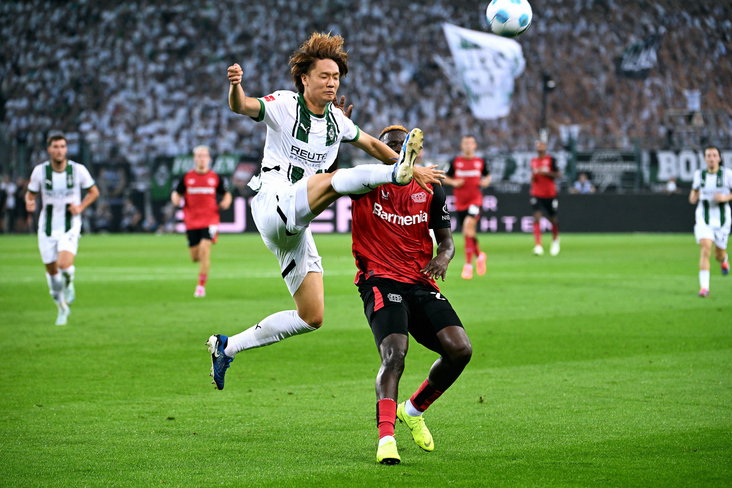 Ko Itakura tegen Bayern Leverkusen