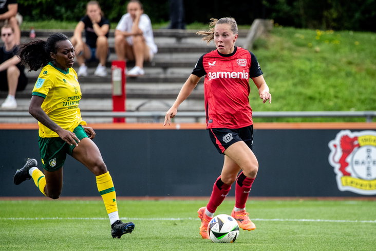 Janou Levels (Bayer Leverkusen) aan de bal tegen Fortuna Sittard