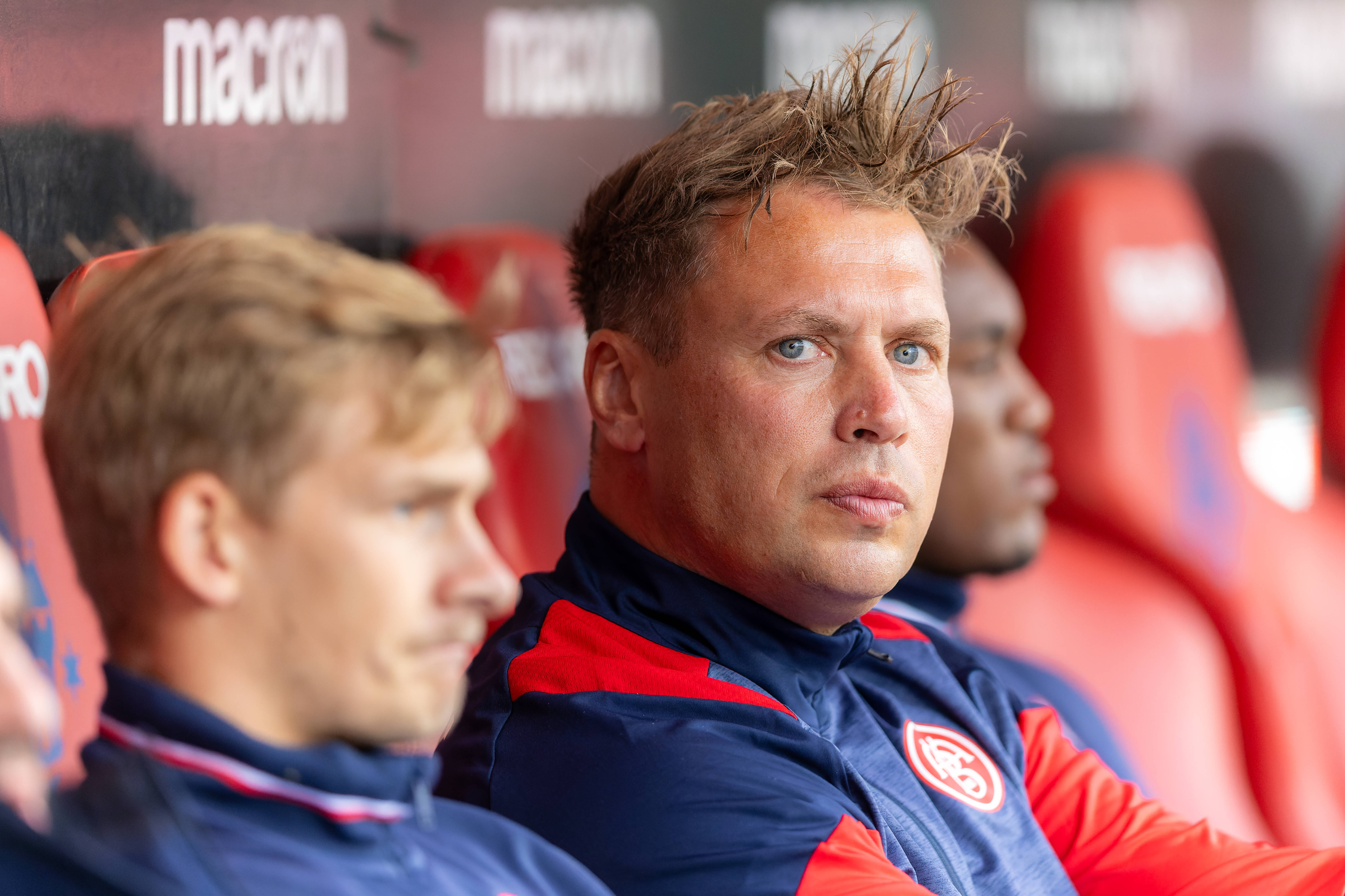 Menno van Dam op de bank bij Aalborg