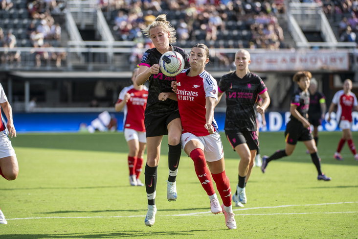 Wieke Kaptein (Chelsea) in duel met Steph Catley (Arsenal)