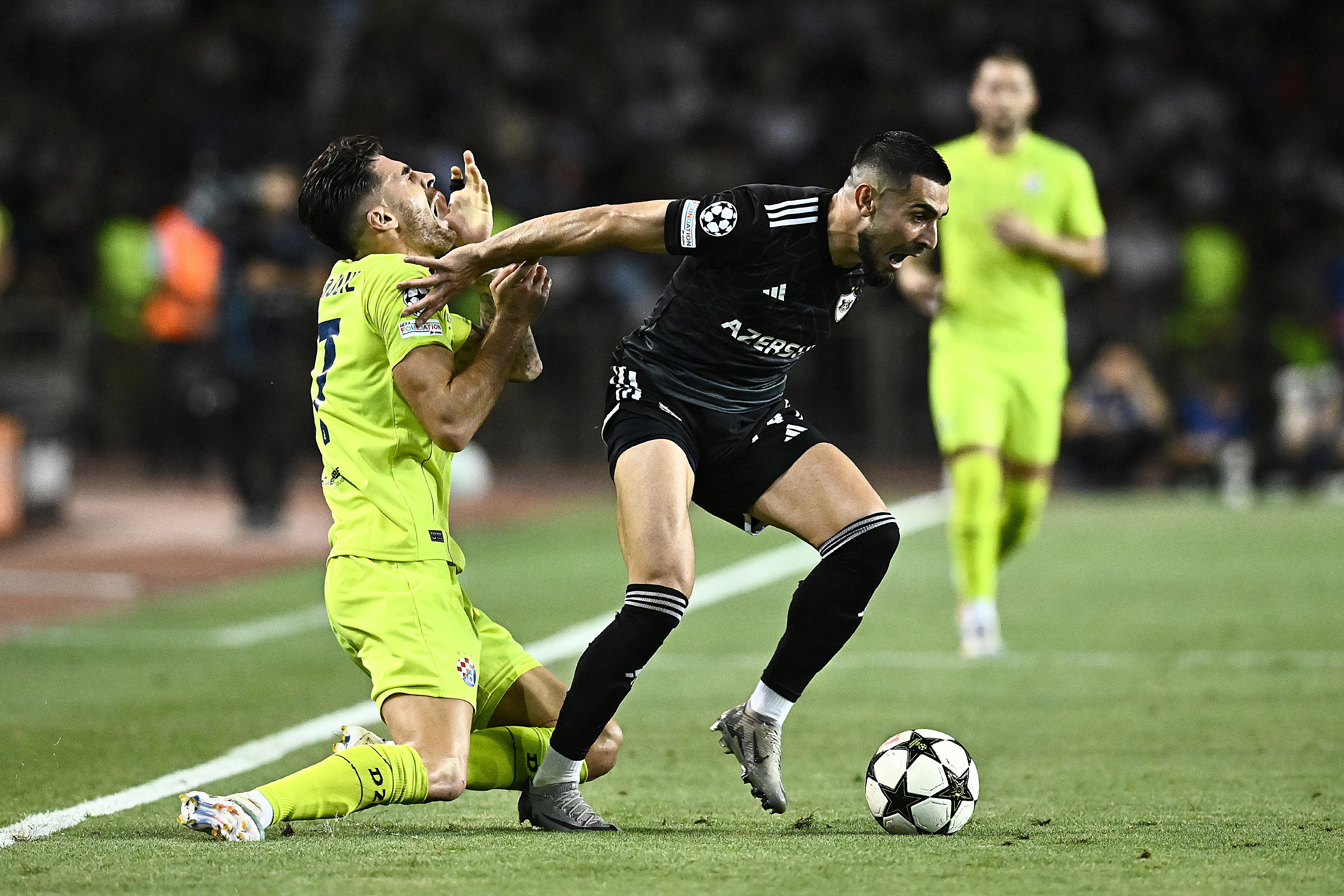 Yassine Benzia in het shirt van Qarabag FK