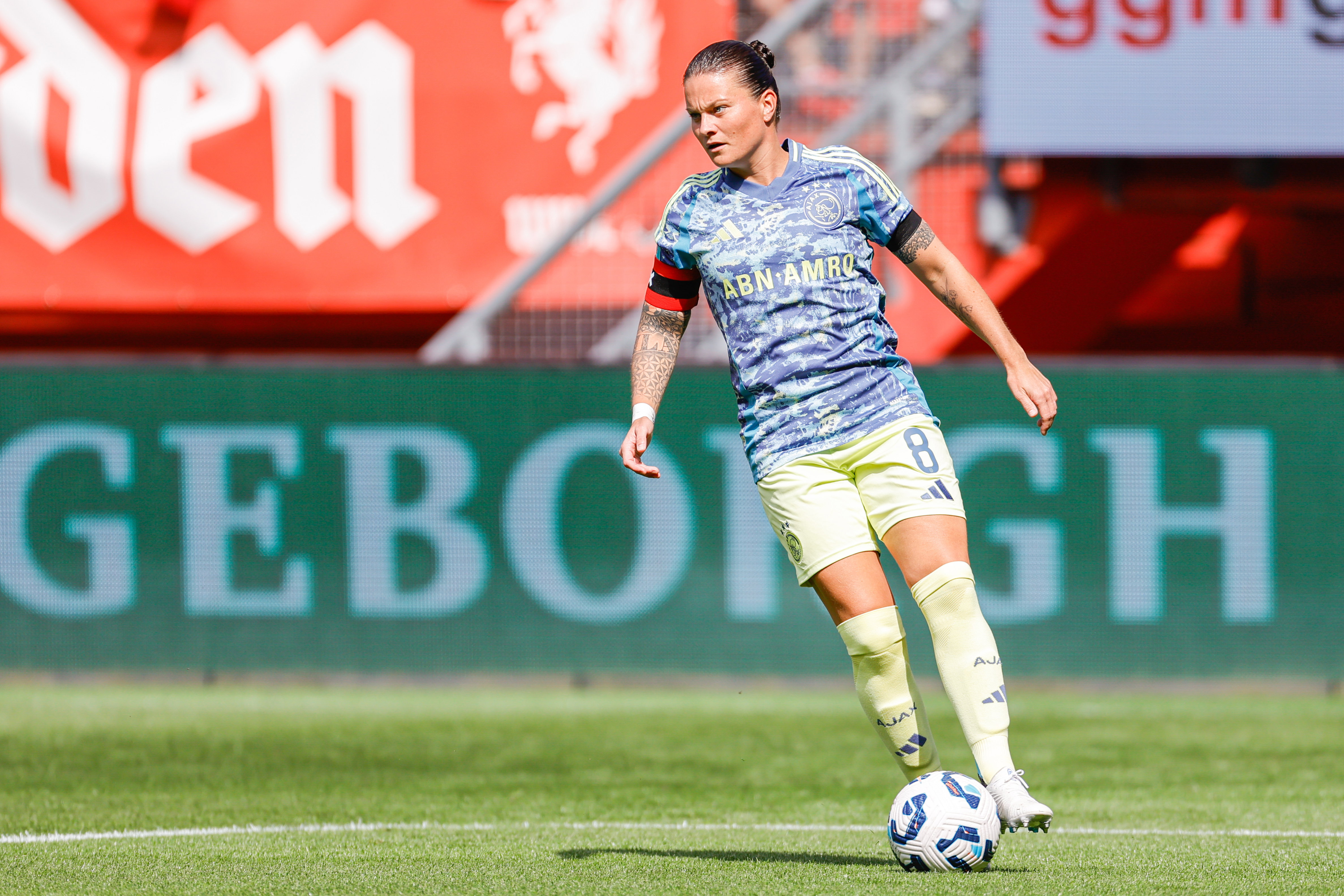 Sherida Spitse aan de bal namens Ajax