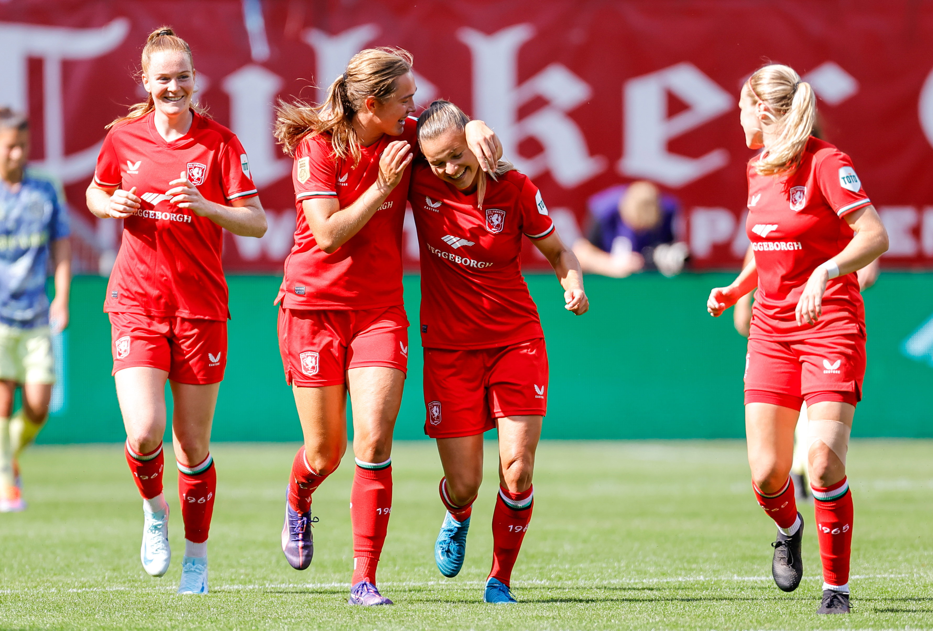Kayleigh van Dooren wordt gefeliciteerd met haar goal voor FC Twente