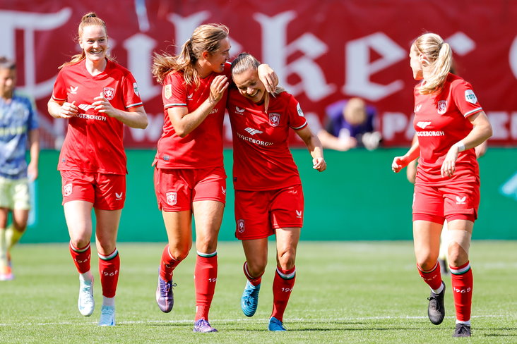 Kayleigh van Dooren wordt gefeliciteerd met haar goal voor FC Twente
