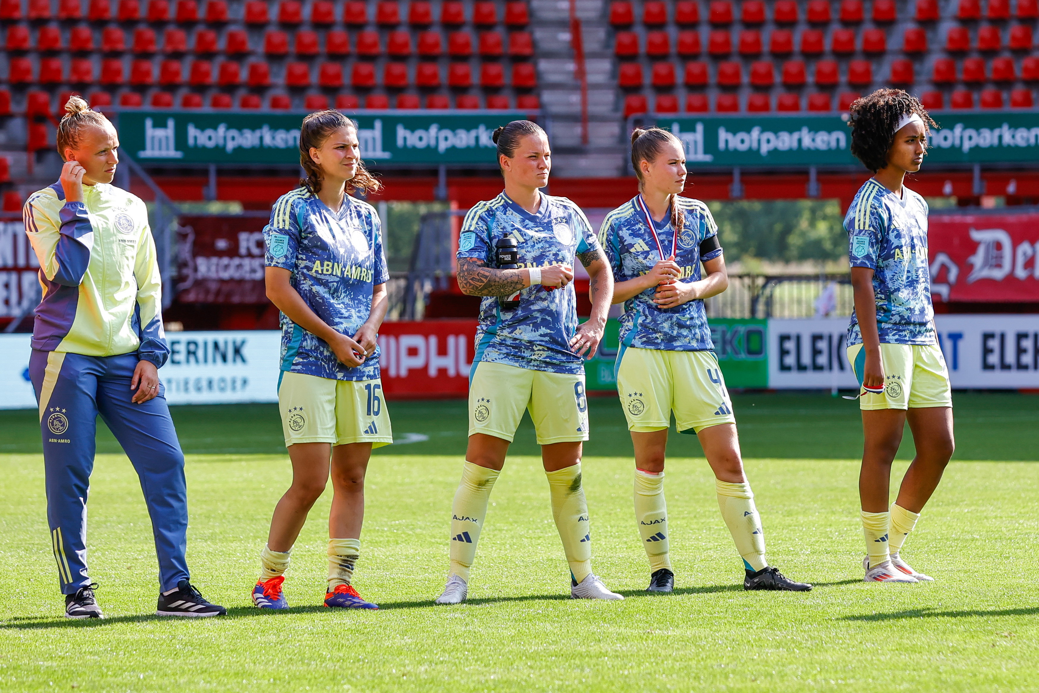 De speelsters van Ajax na de nederlaag in de Super Cup