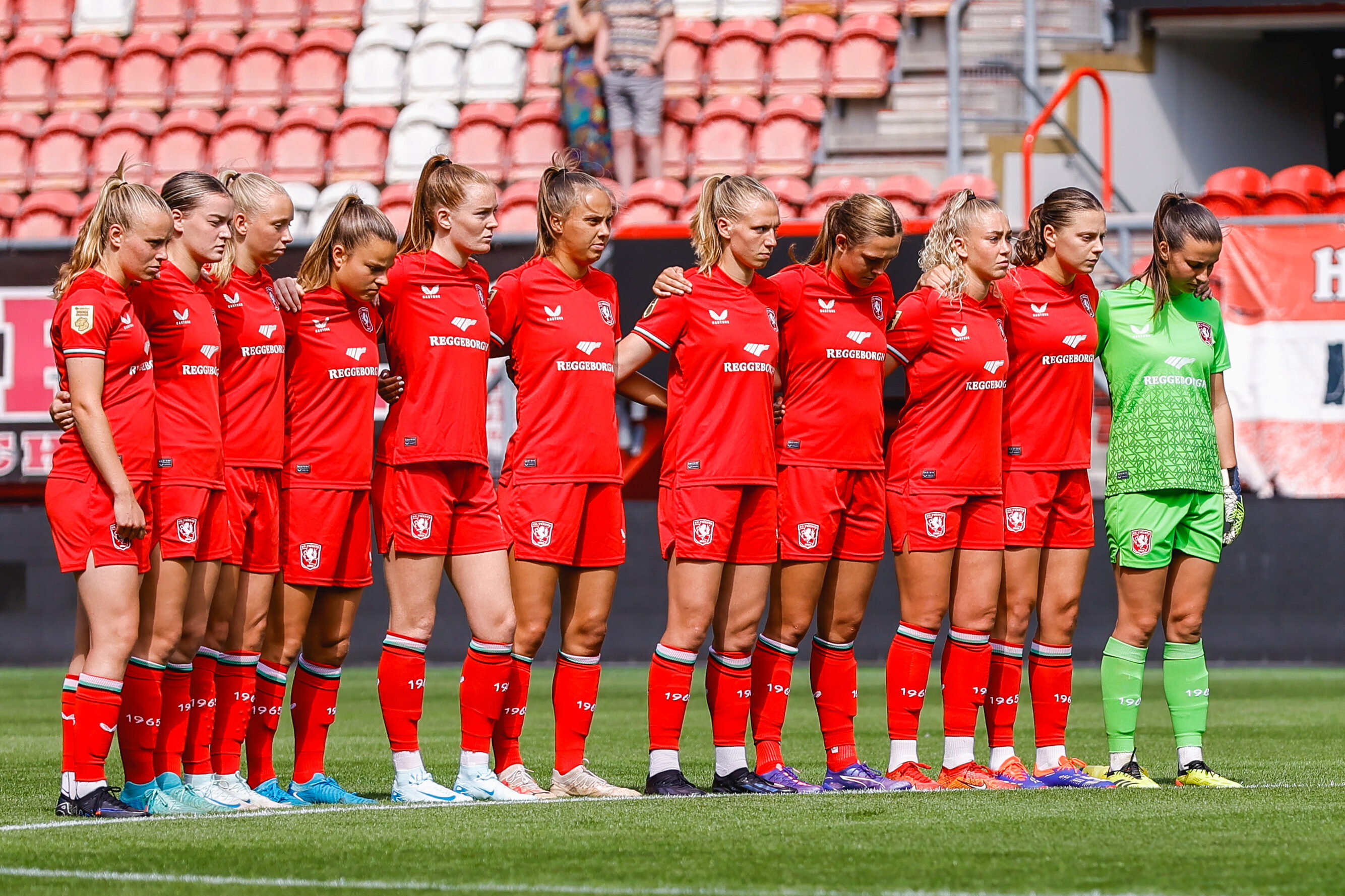De speelsters van FC Twente tijdens een minuut stilte