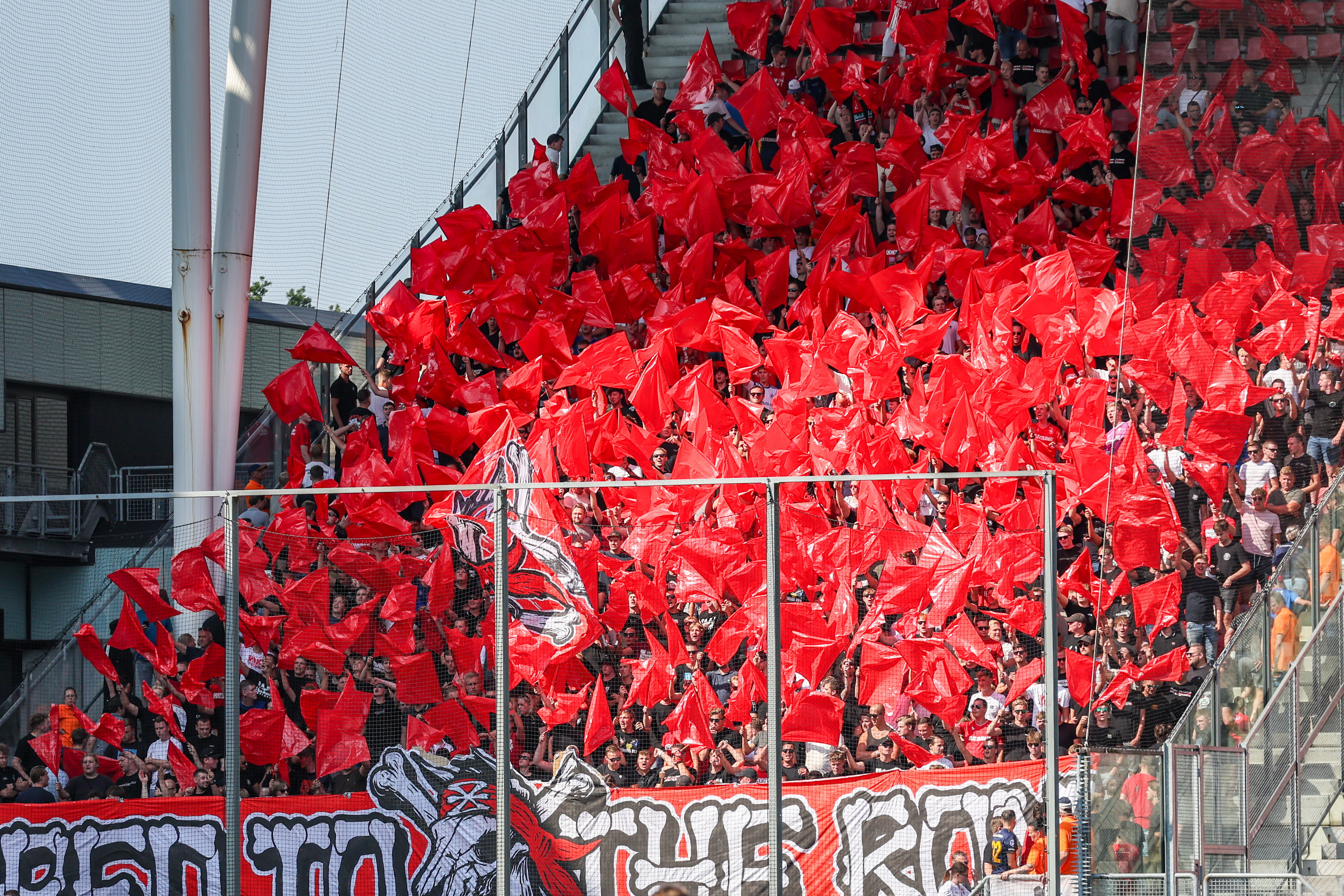 Supporters van FC Twente in het uitvak bij FC Utrecht