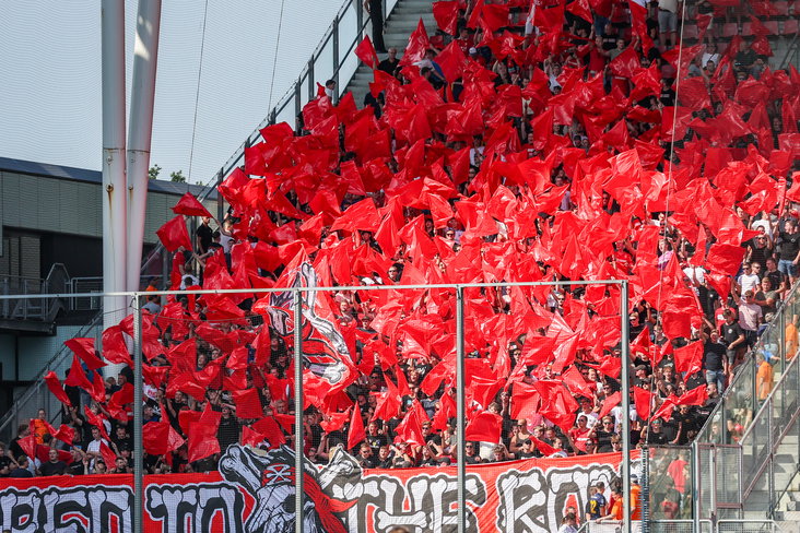 Supporters van FC Twente in het uitvak bij FC Utrecht