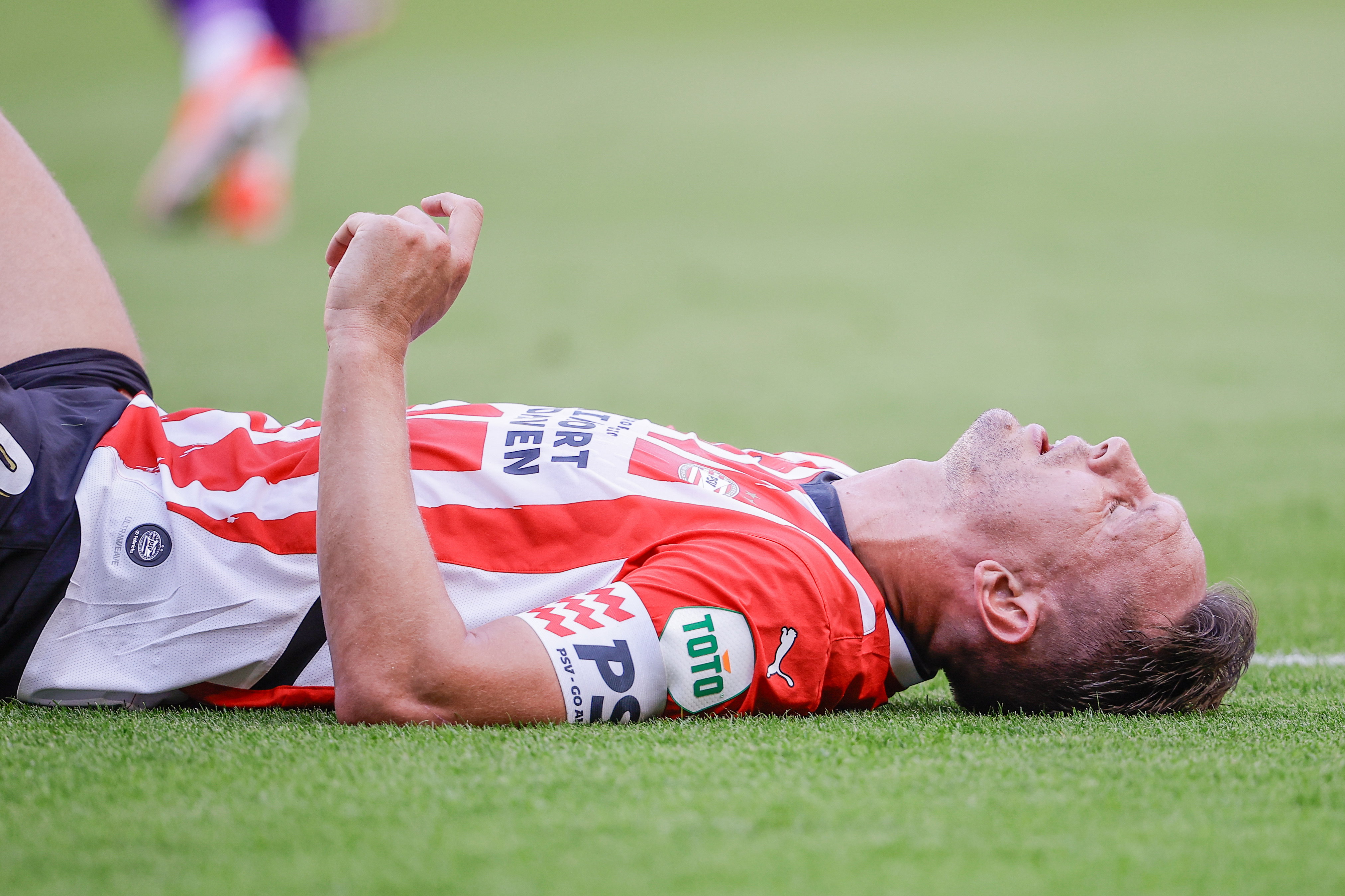 Luuk de Jong ligt geblesseerd op het veld