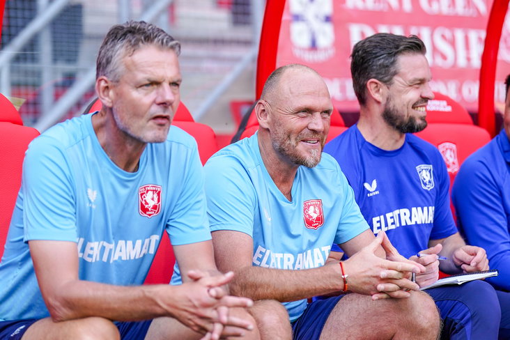 Joseph Oosting op de bank bij FC Twente