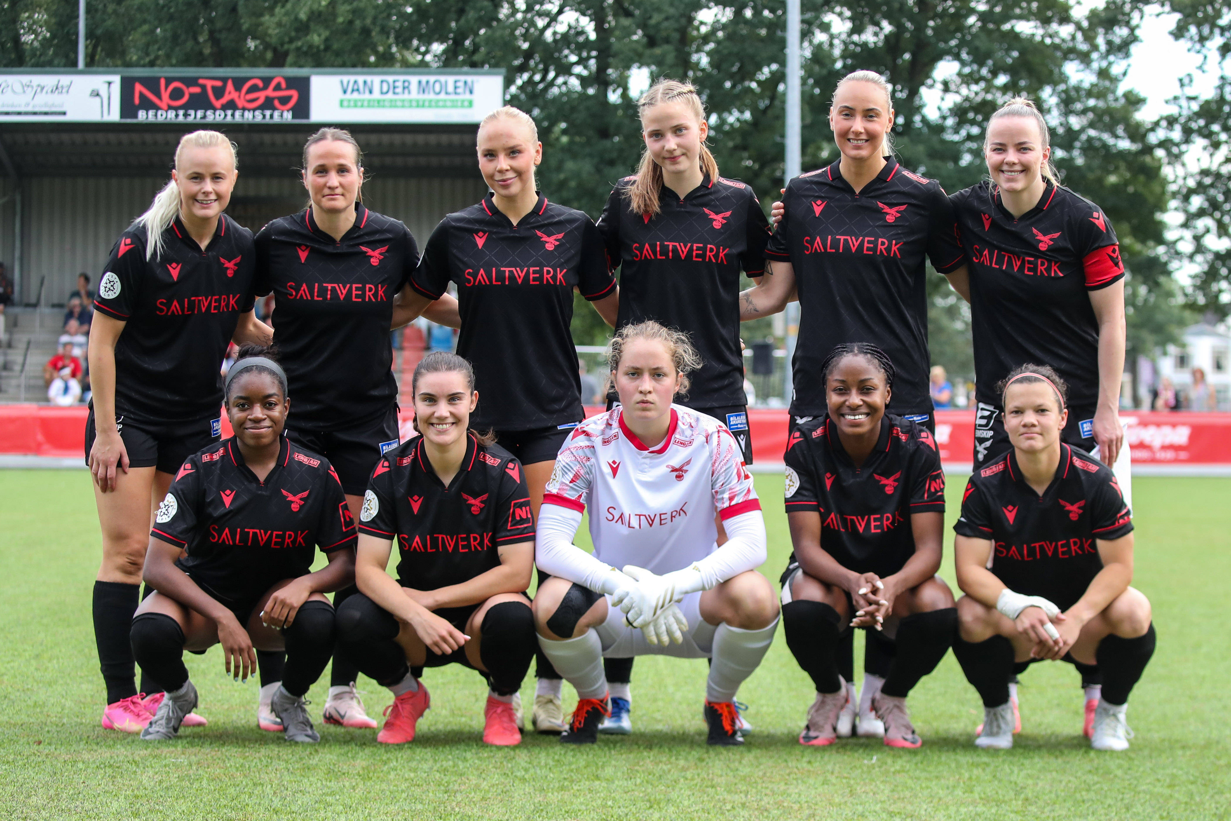 Het elftal van Valur voorafgaand aan de wedstrijd tegen FC Twente