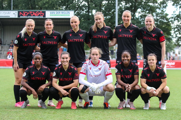 Het elftal van Valur voorafgaand aan de wedstrijd tegen FC Twente