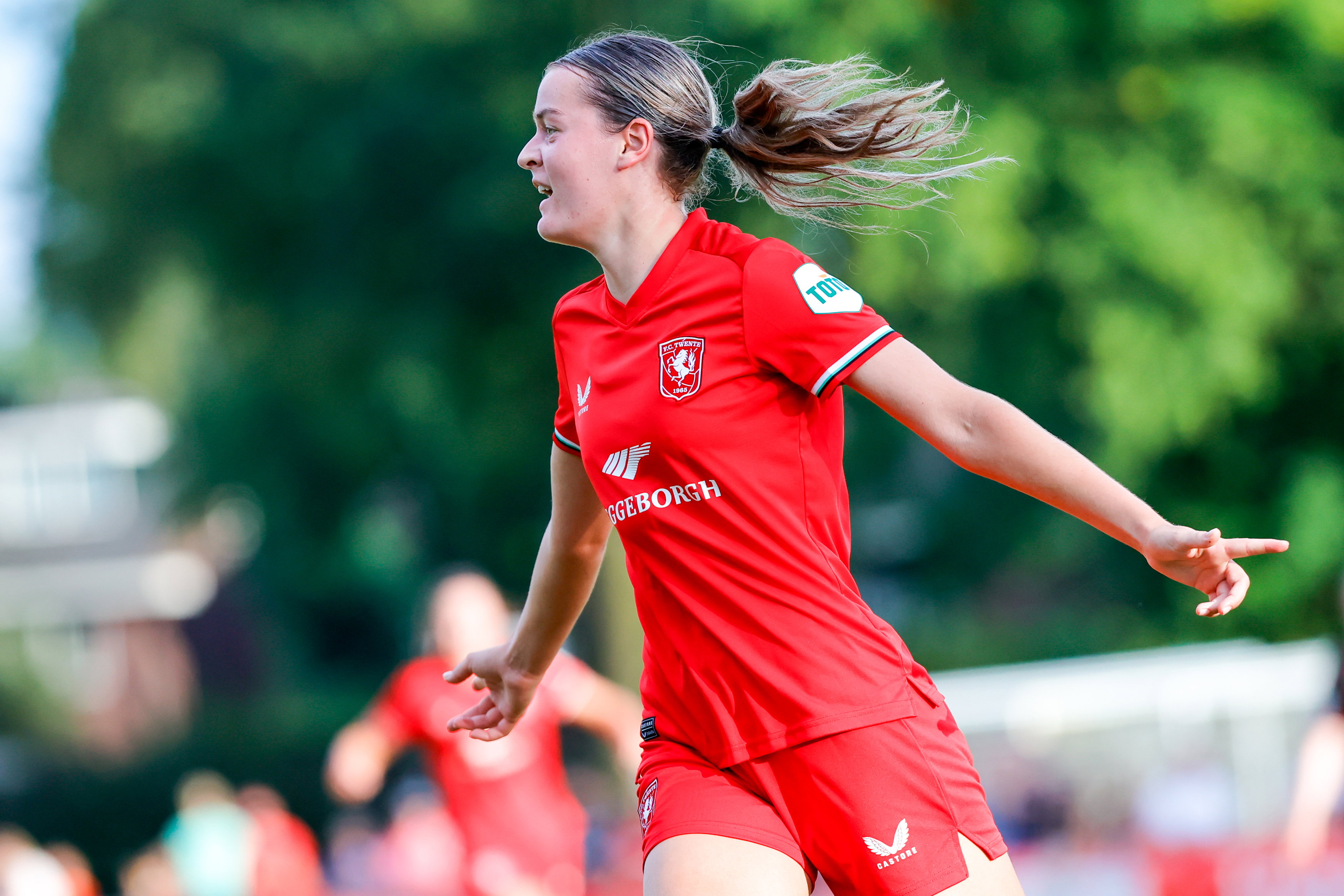 Charlotte Hulst juicht na een treffer tegen Valur