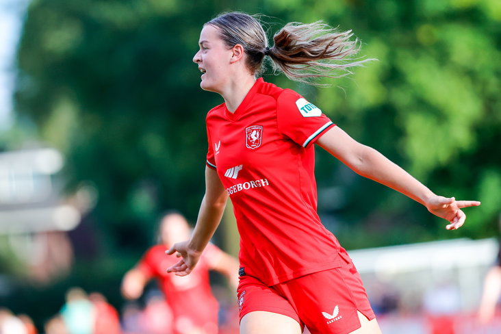 Charlotte Hulst juicht na een treffer tegen Valur