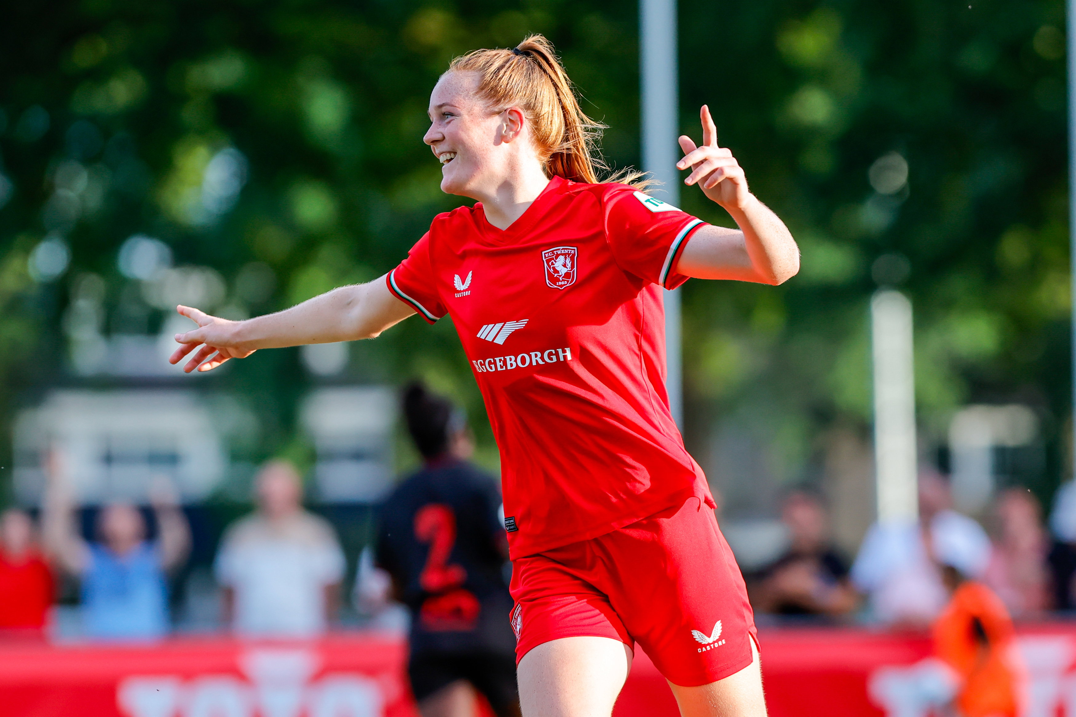Nikée van Dijk juicht na haar eerste goal tegen Valur