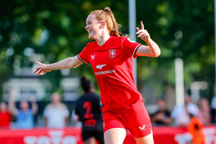 Nikée van Dijk juicht na haar eerste goal tegen Valur