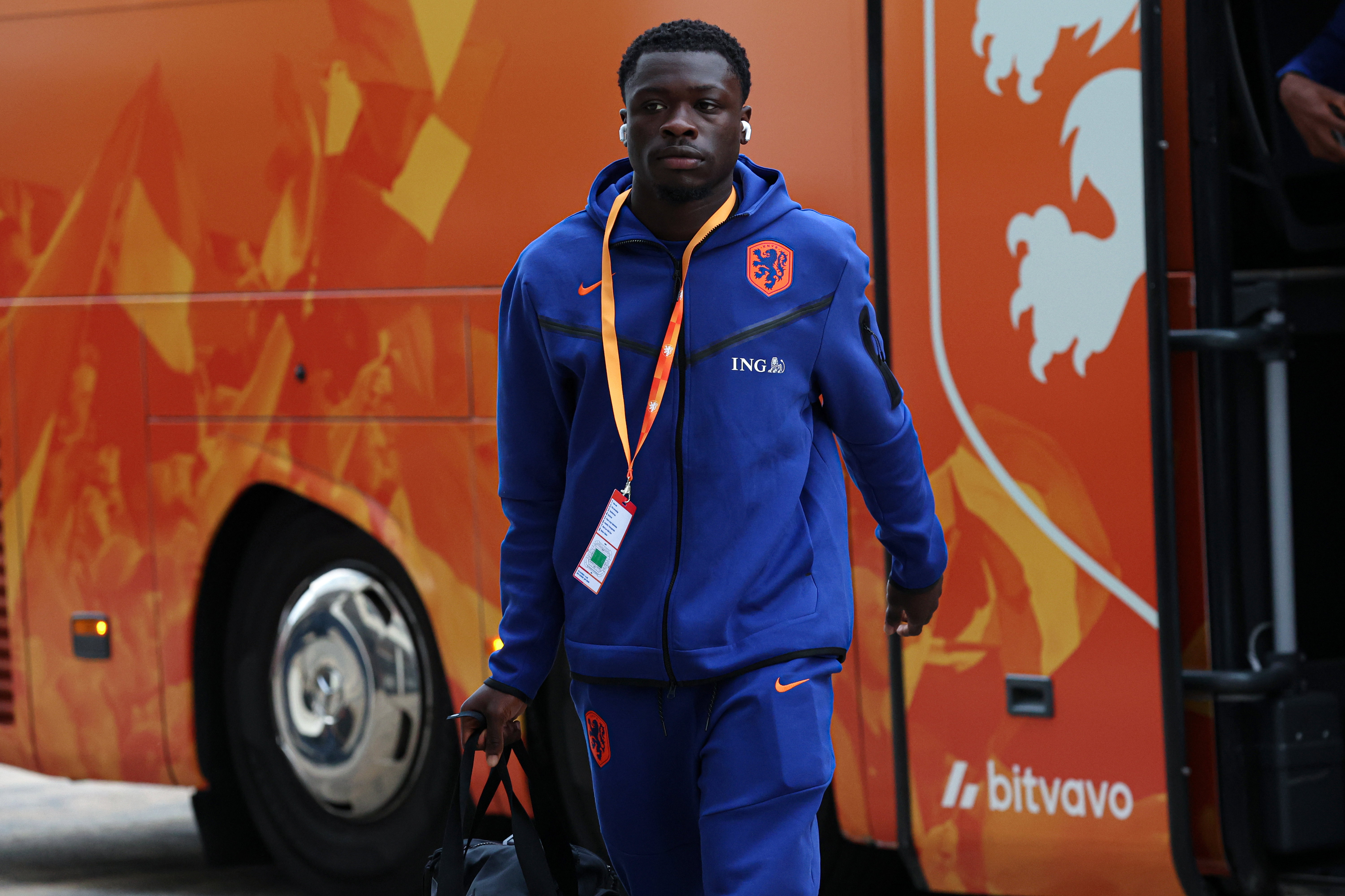 Brian Brobbey bij de spelersbus van Oranje