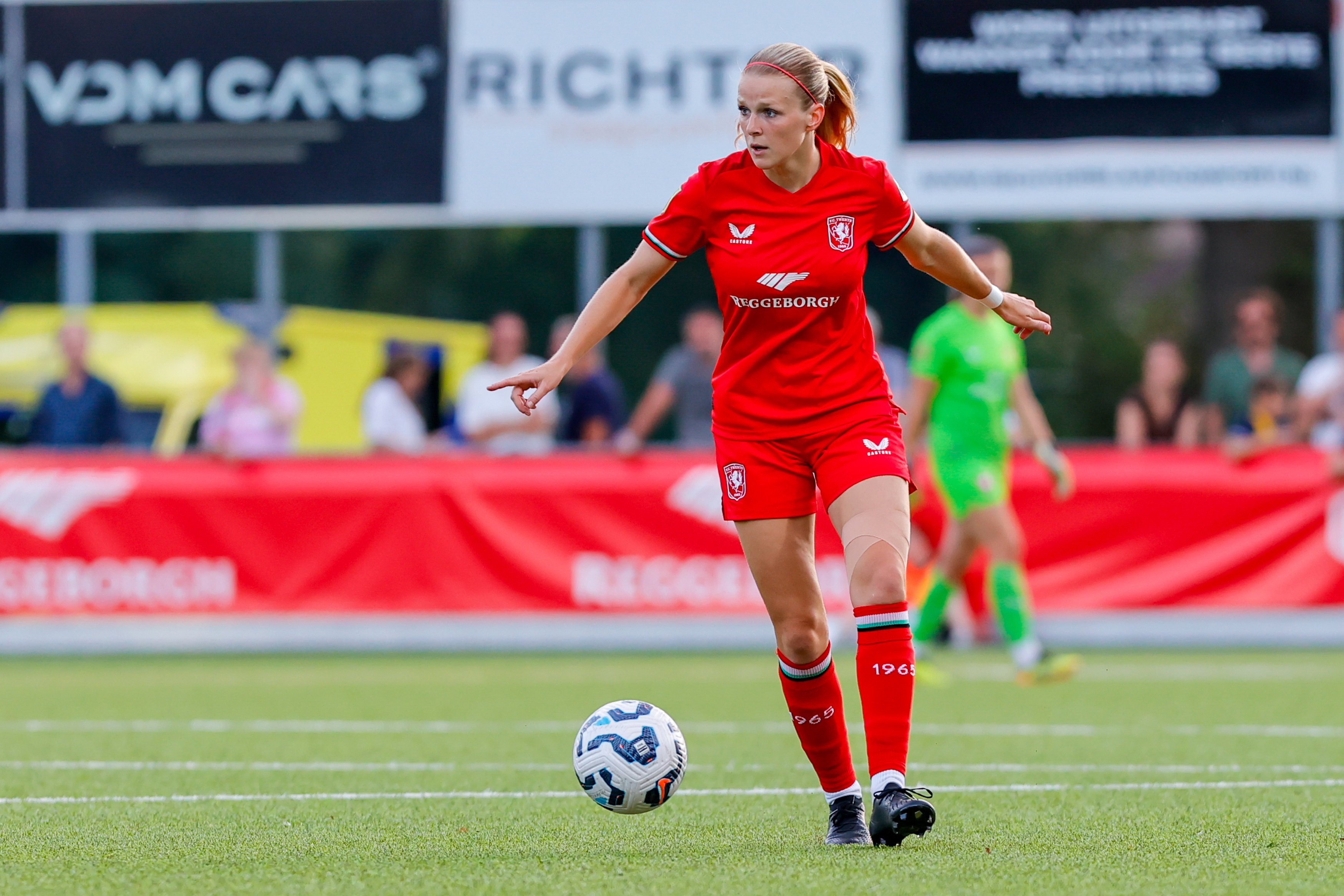 Merel Bormans aan de bal namens FC Twente