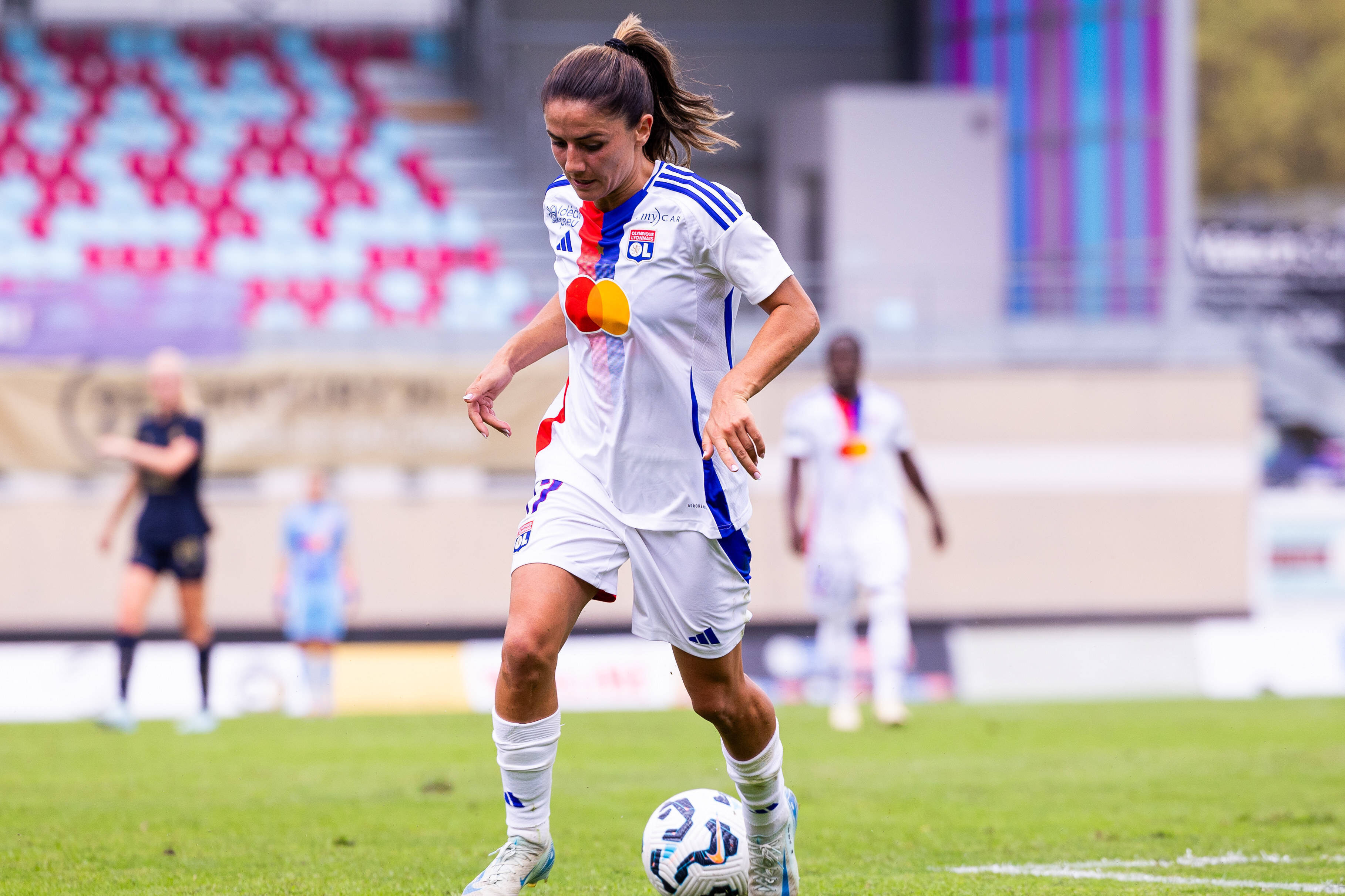 Daniëlle van de Donk aan de bal namens Olympique Lyon