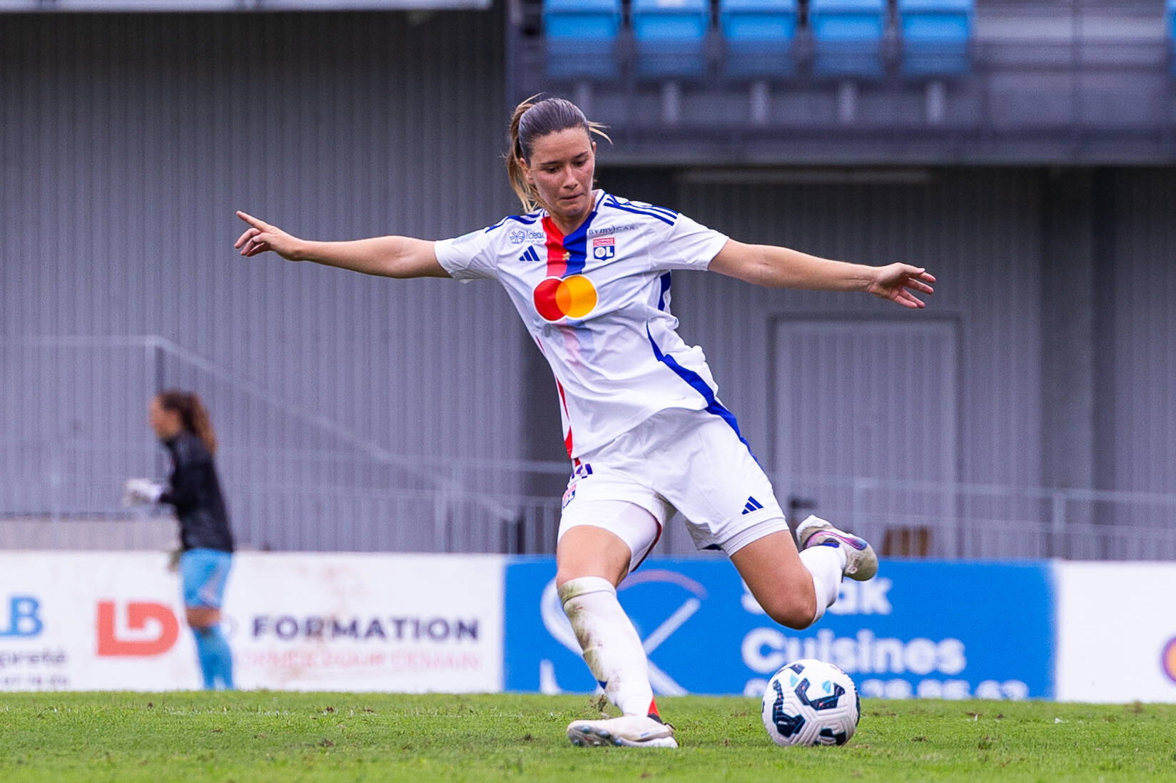 Damaris Egurrola aan de bal namens Olympique Lyon