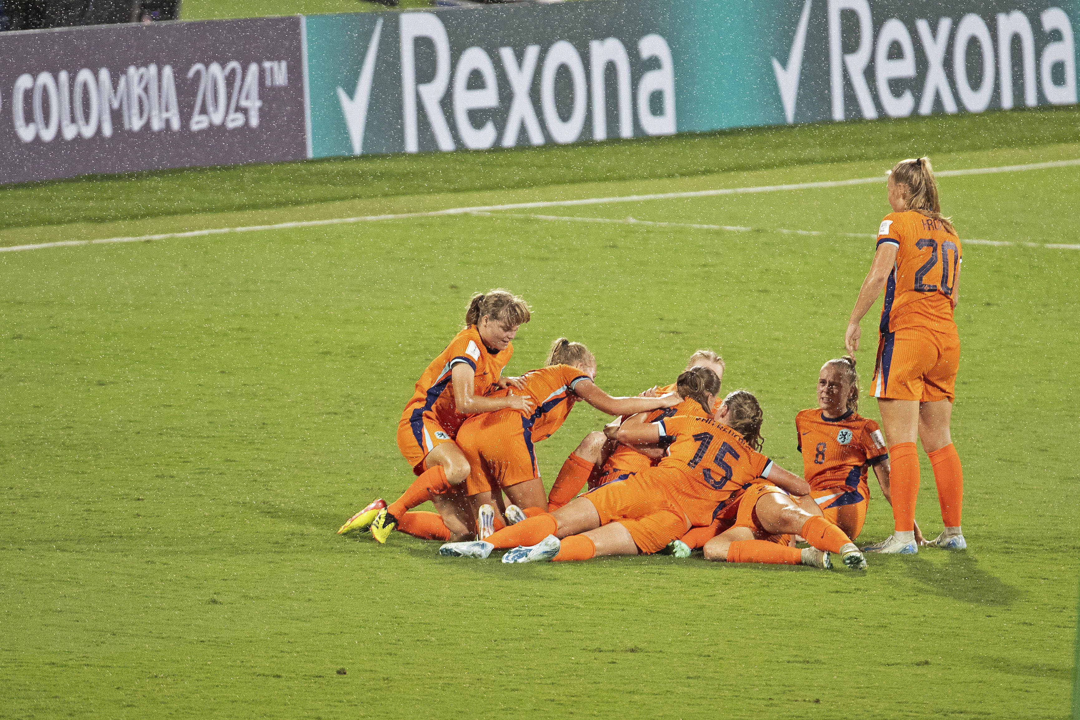 Oranje O20 viert feest na de goal van Fleur Stoit