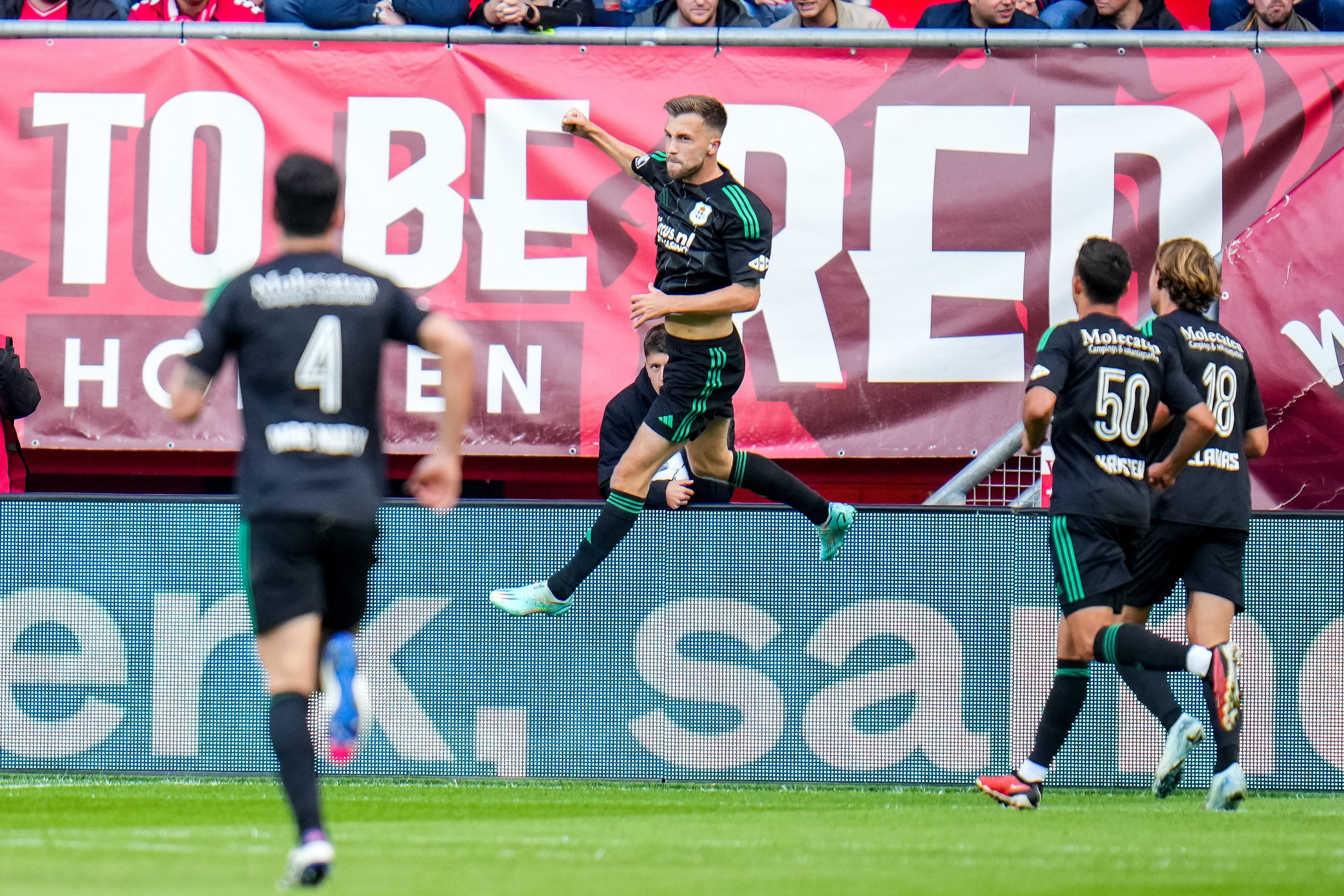 Dylan Vente viert treffer tegen FC Twente