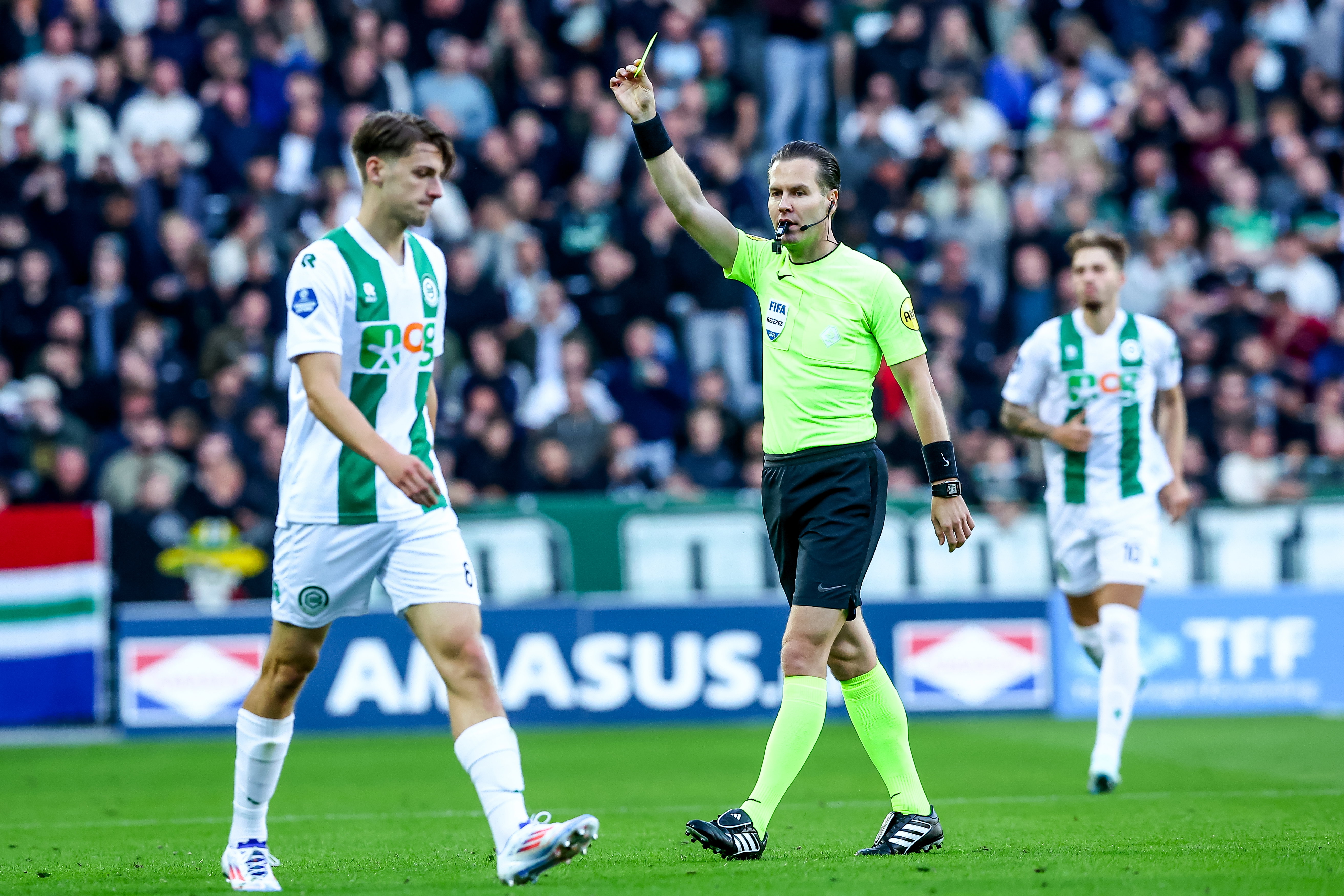 Danny Makkelie geeft geel