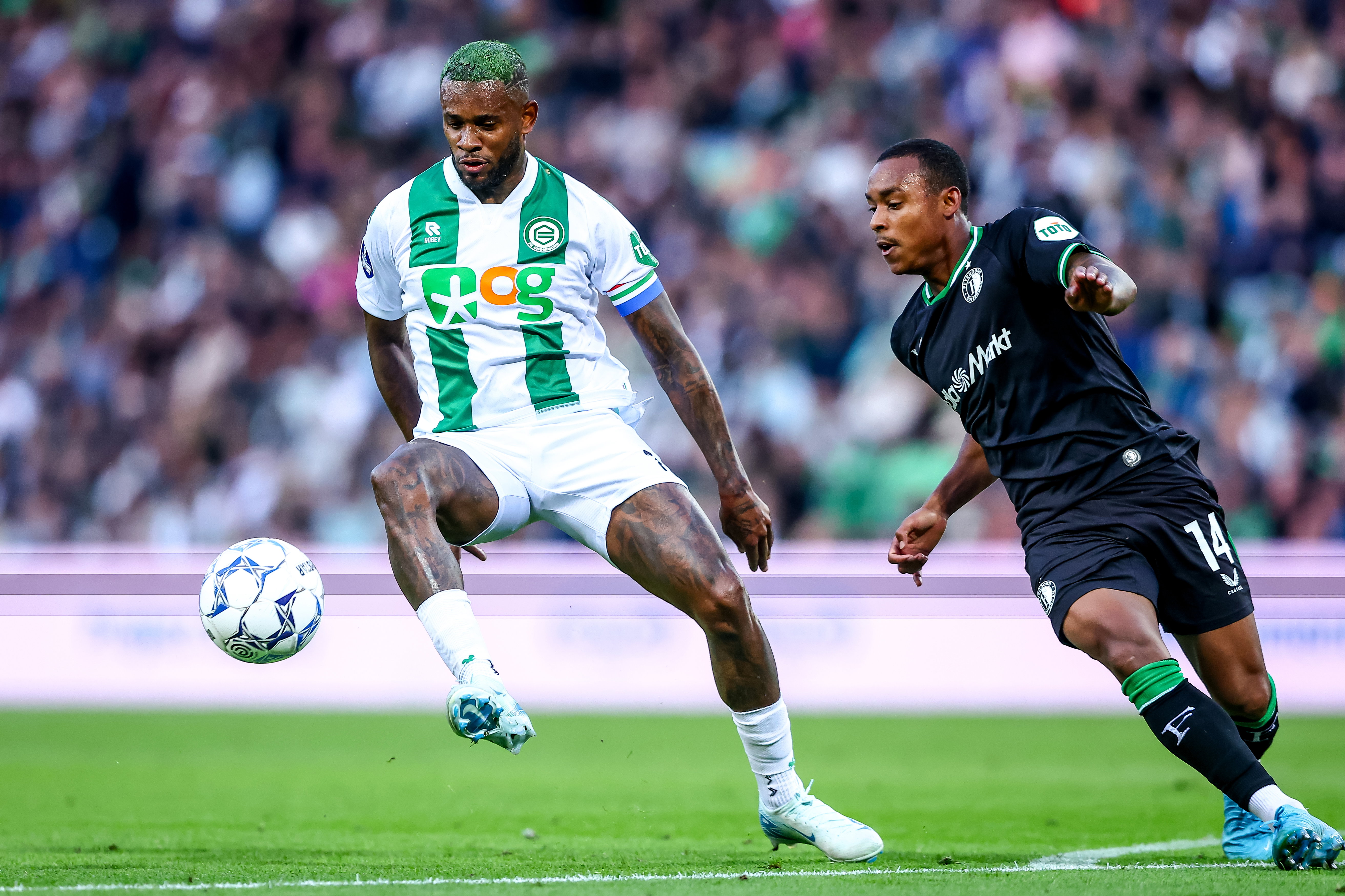 Leandro Bacuna in actie tegen Feyenoord