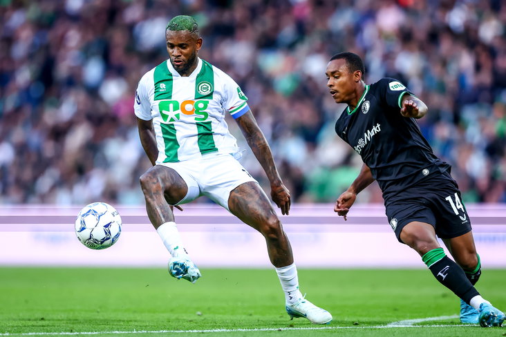 Leandro Bacuna in actie tegen Feyenoord
