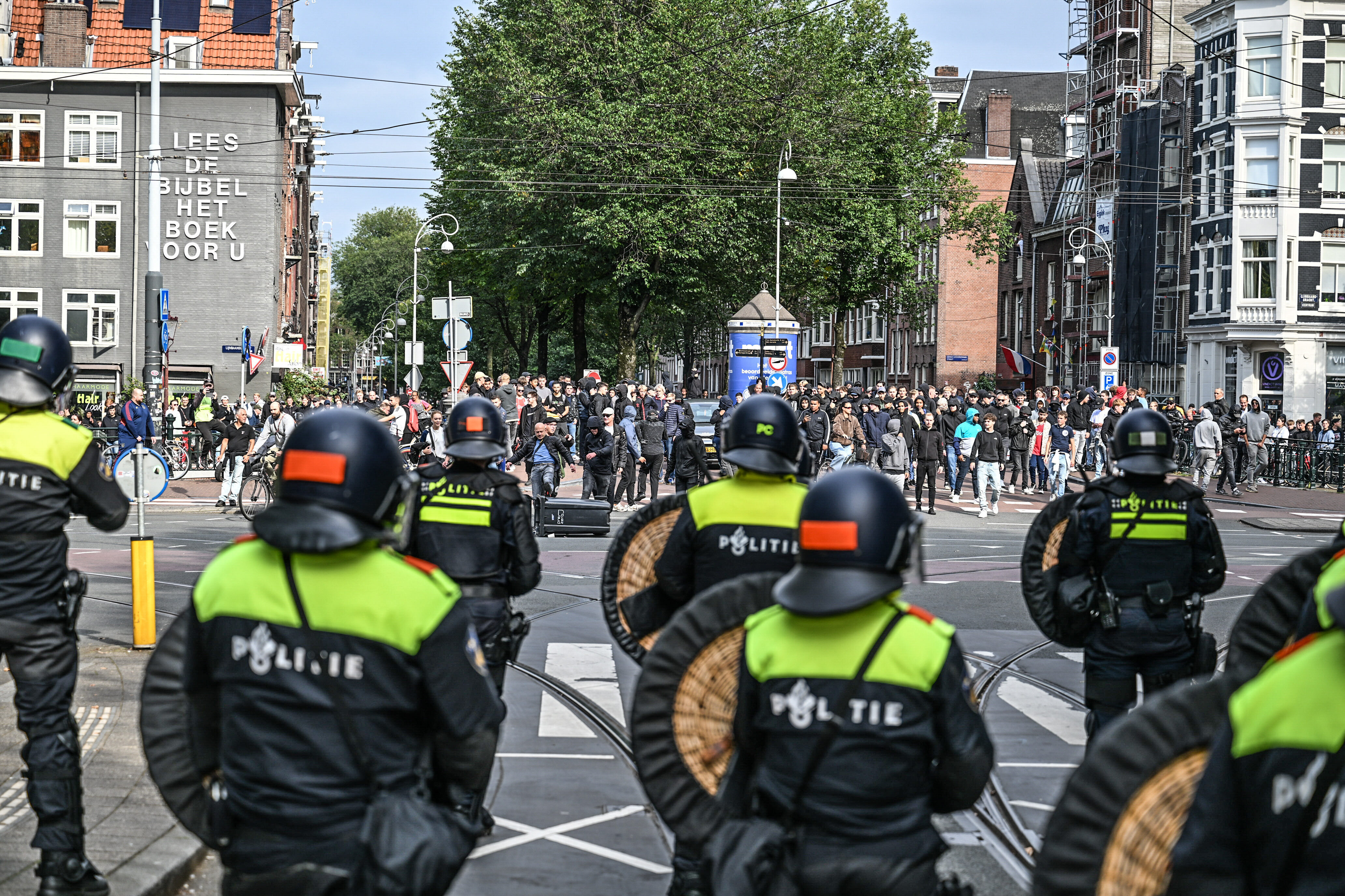 Politie tegenover Ajax-fans in Amsterdam