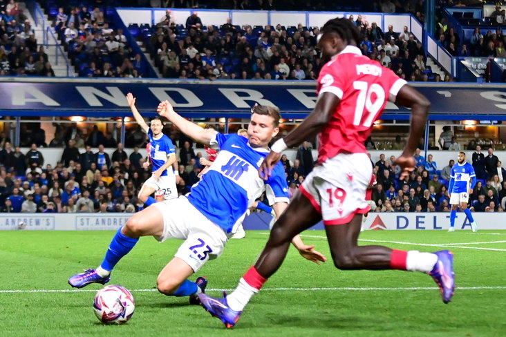 Een tackle van Alfons Sampsted namens Birmingham City