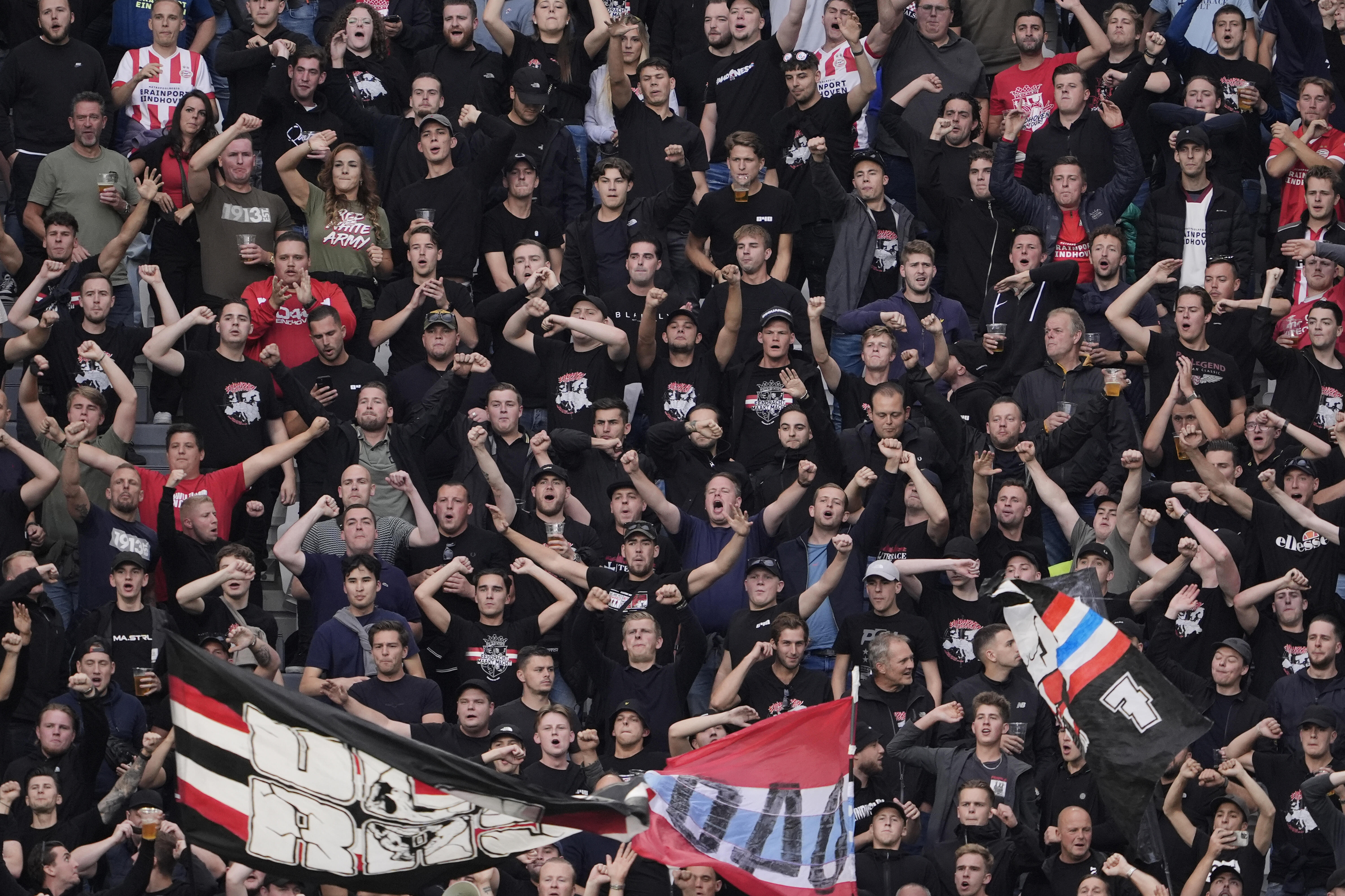 PSV-supporters in het uitvak van Juventus