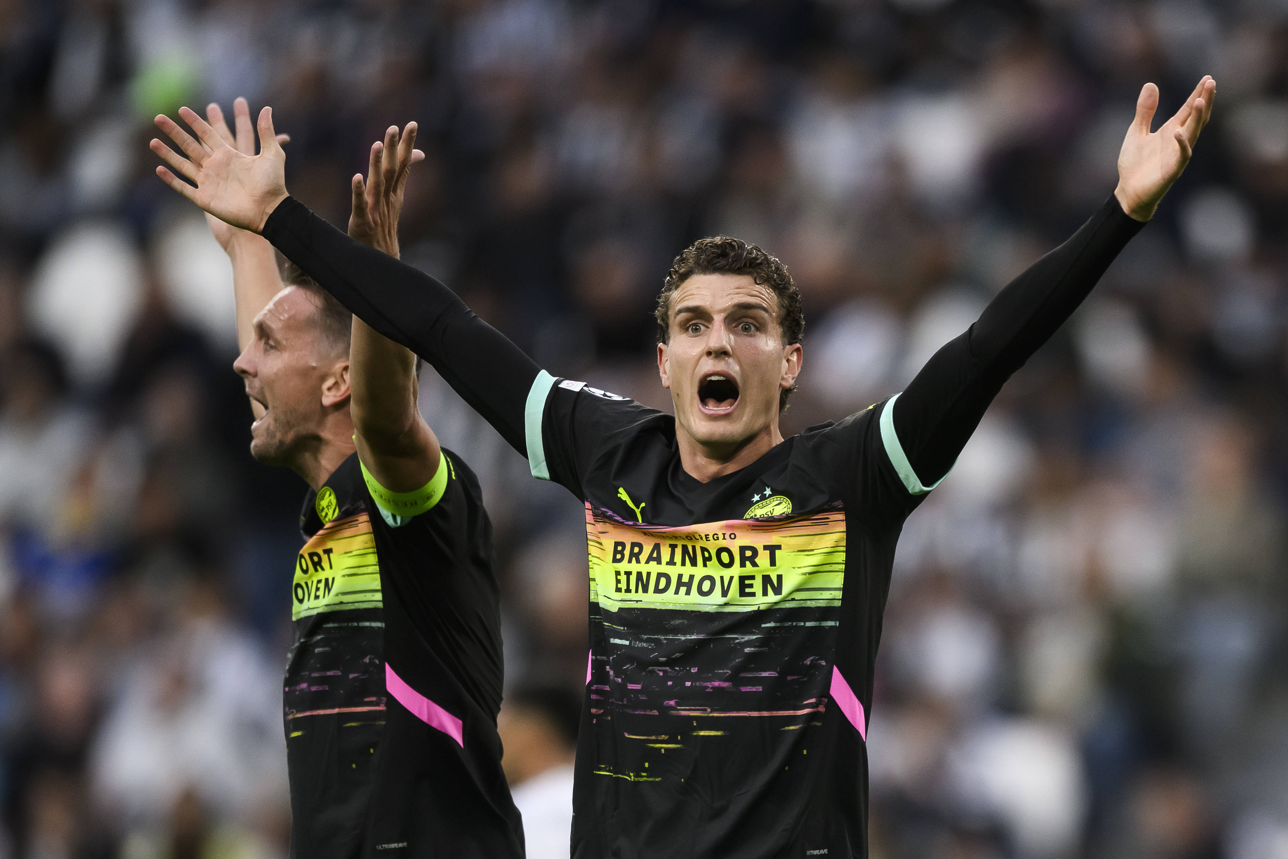 Luuk de Jong en Guus Til protesteren