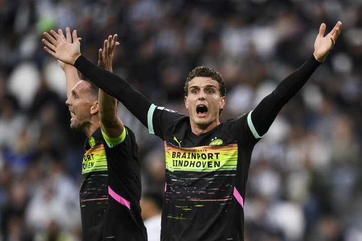 Luuk de Jong en Guus Til protesteren