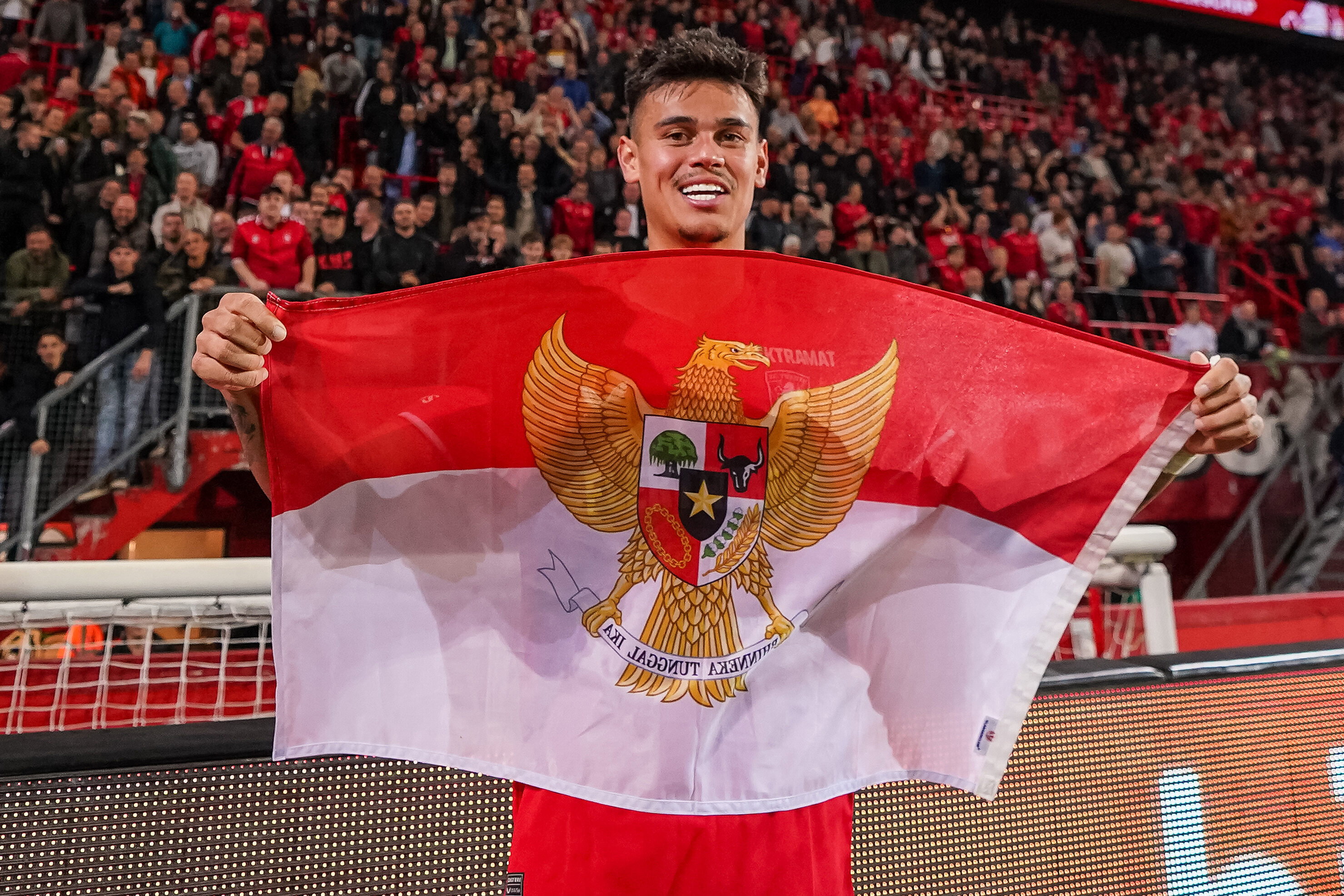 Mees Hilgers met de vlag van Indonesië