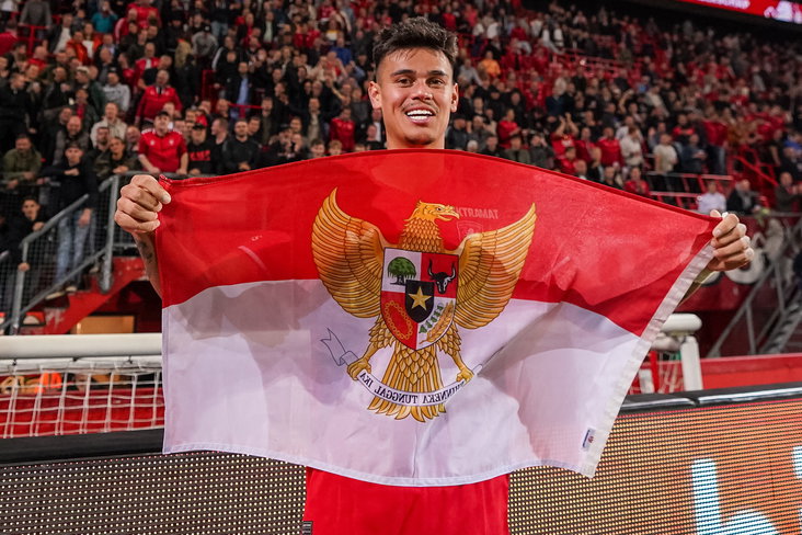 Mees Hilgers met de vlag van Indonesië