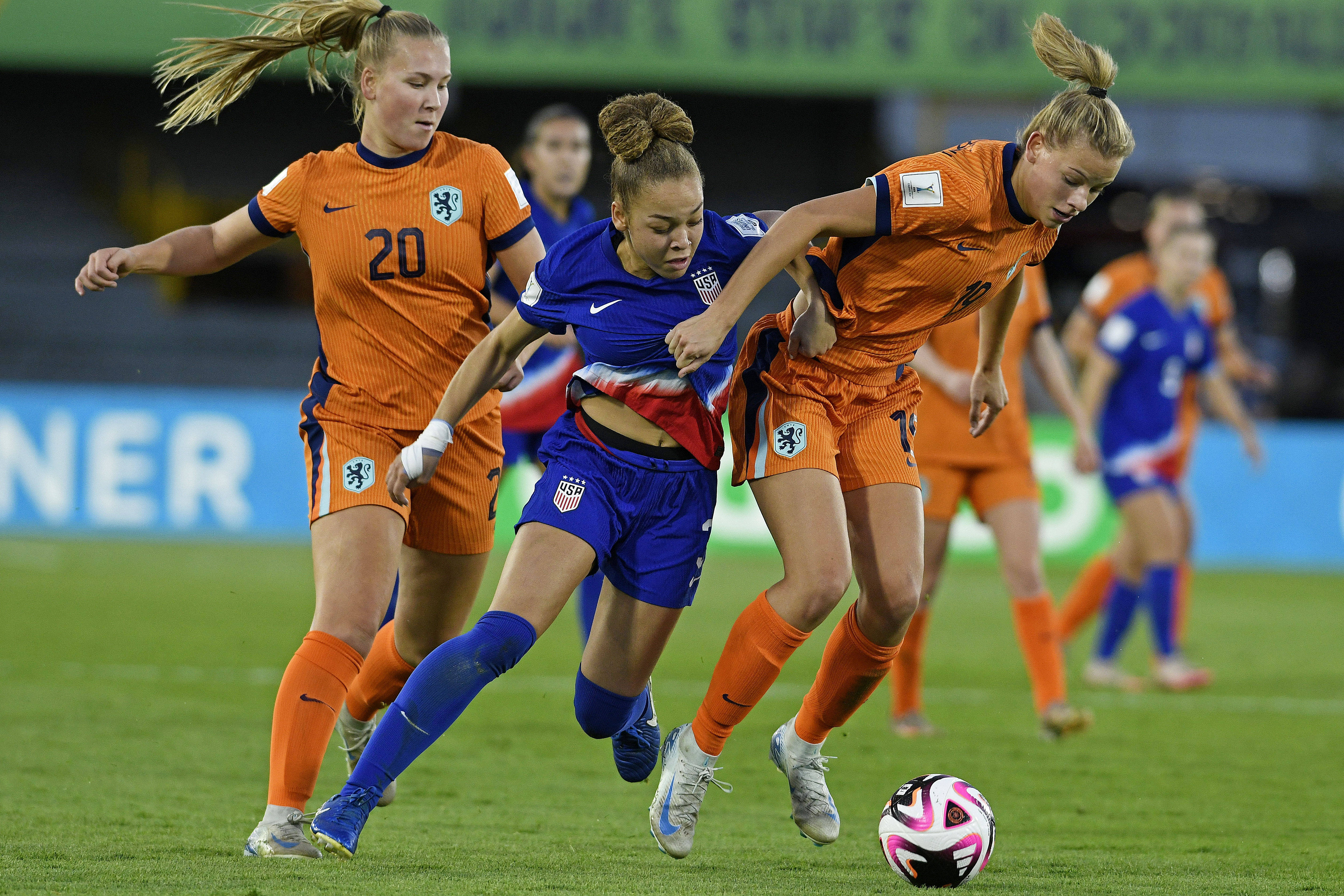 Fieke Kroese en Eva Oude Elberink in actie namens Oranje O20