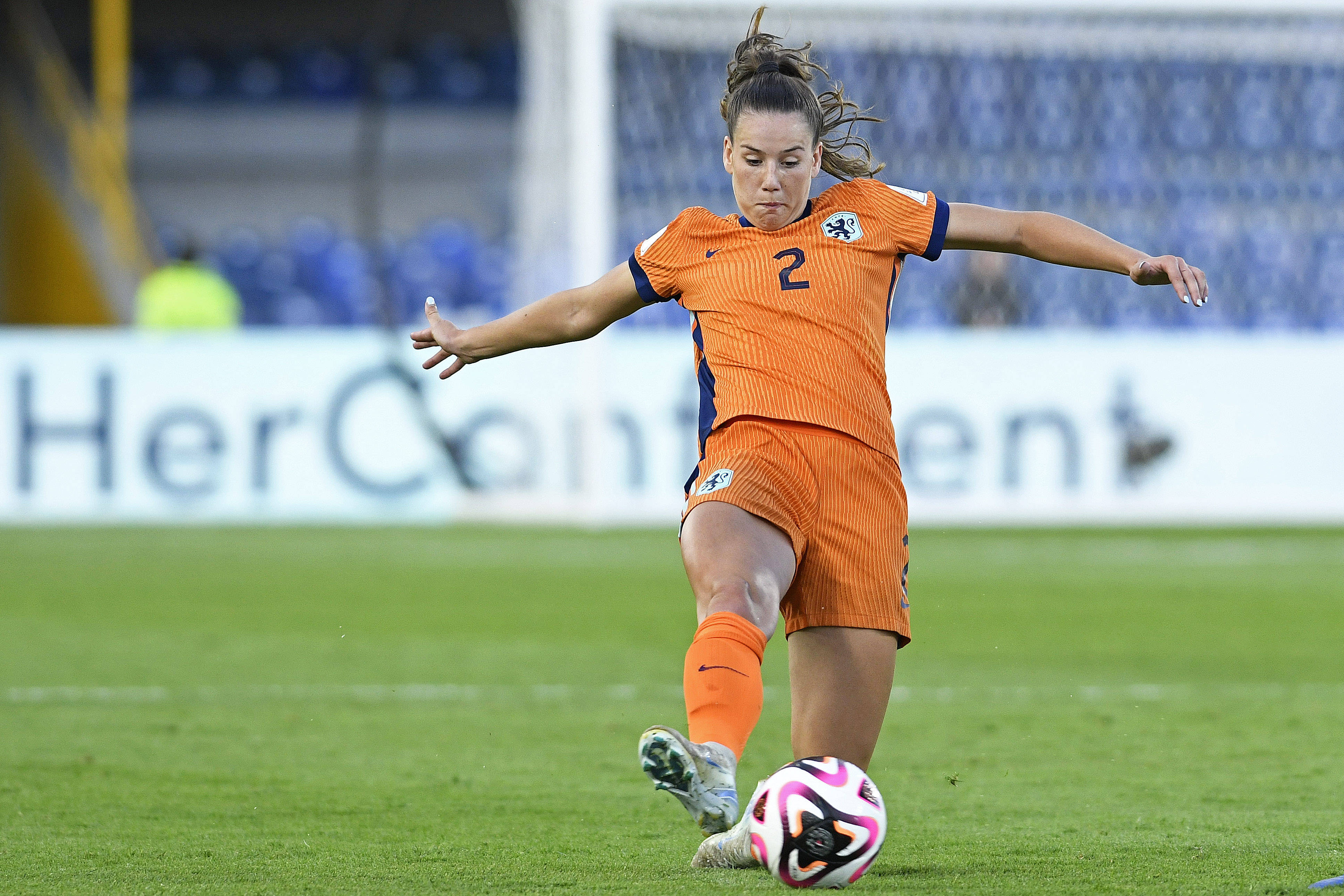 Louise van Oosten in actie namens Oranje O20