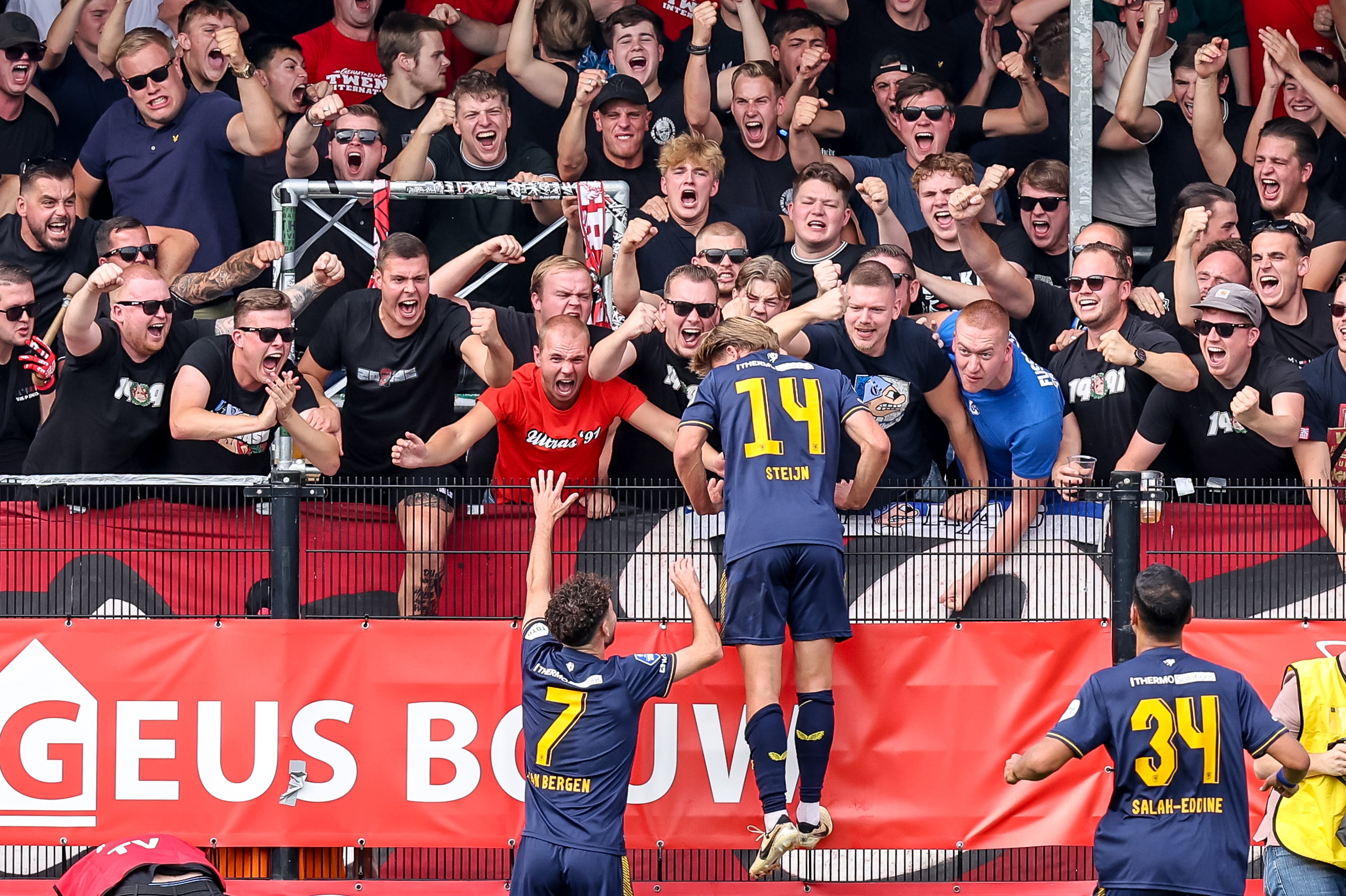 Sem Steijn juicht met de supporters van FC Twente
